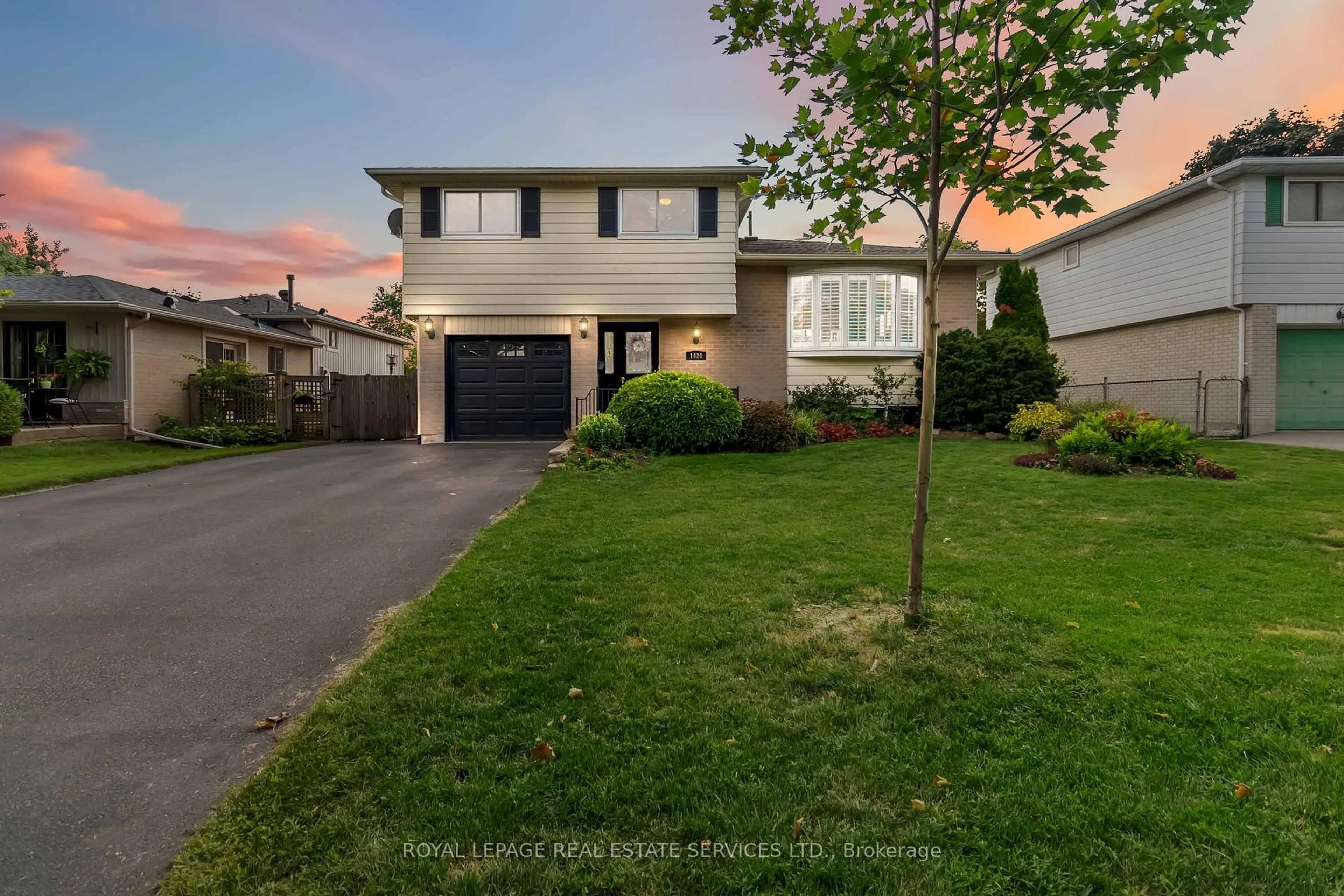 A pic from outside/outdoor area/front of a property/back of a property/a pic from drone, street for 1420 Thornton Rd, Burlington Ontario L7M 1N5