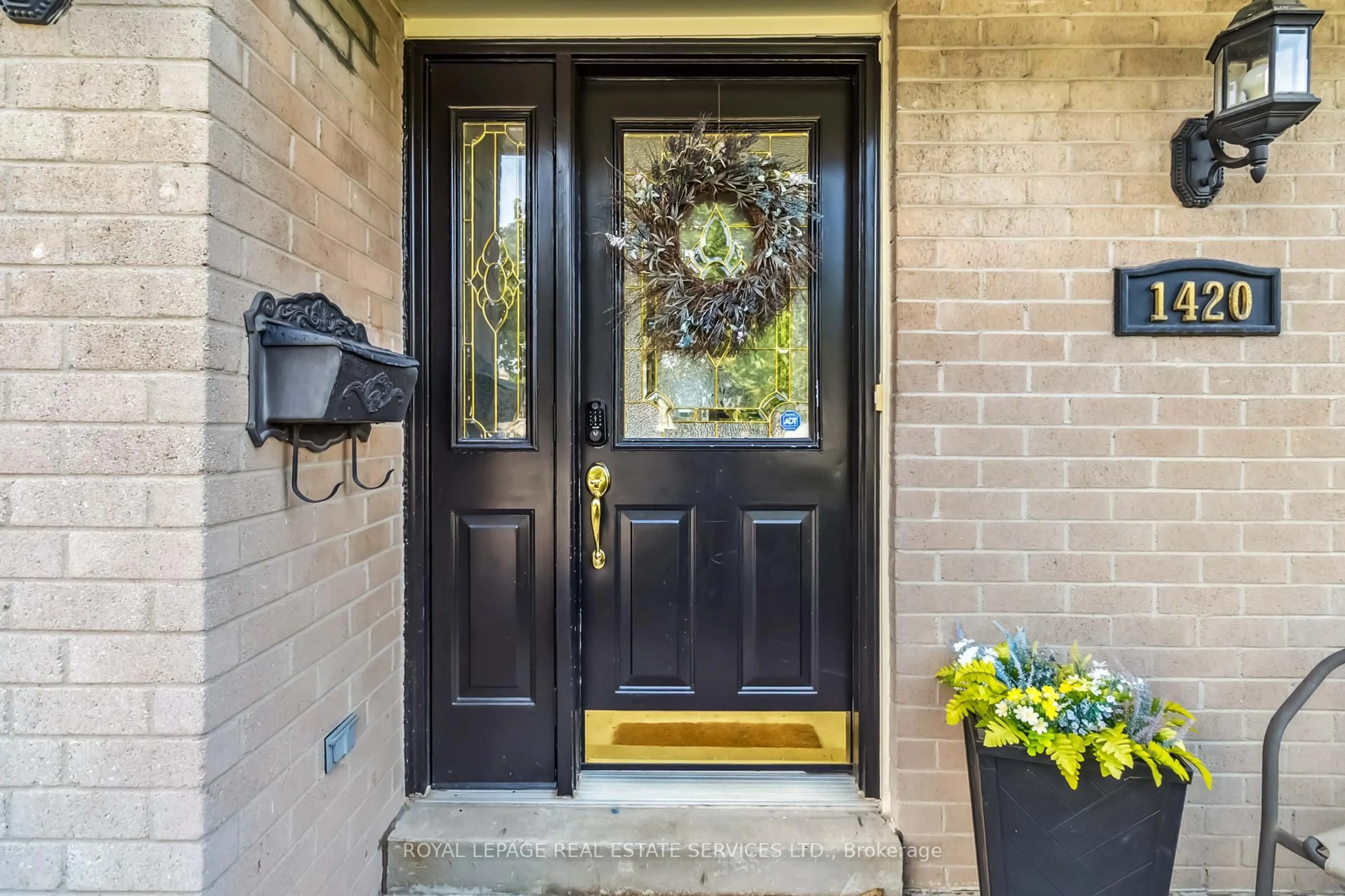 Indoor entryway for 1420 Thornton Rd, Burlington Ontario L7M 1N5