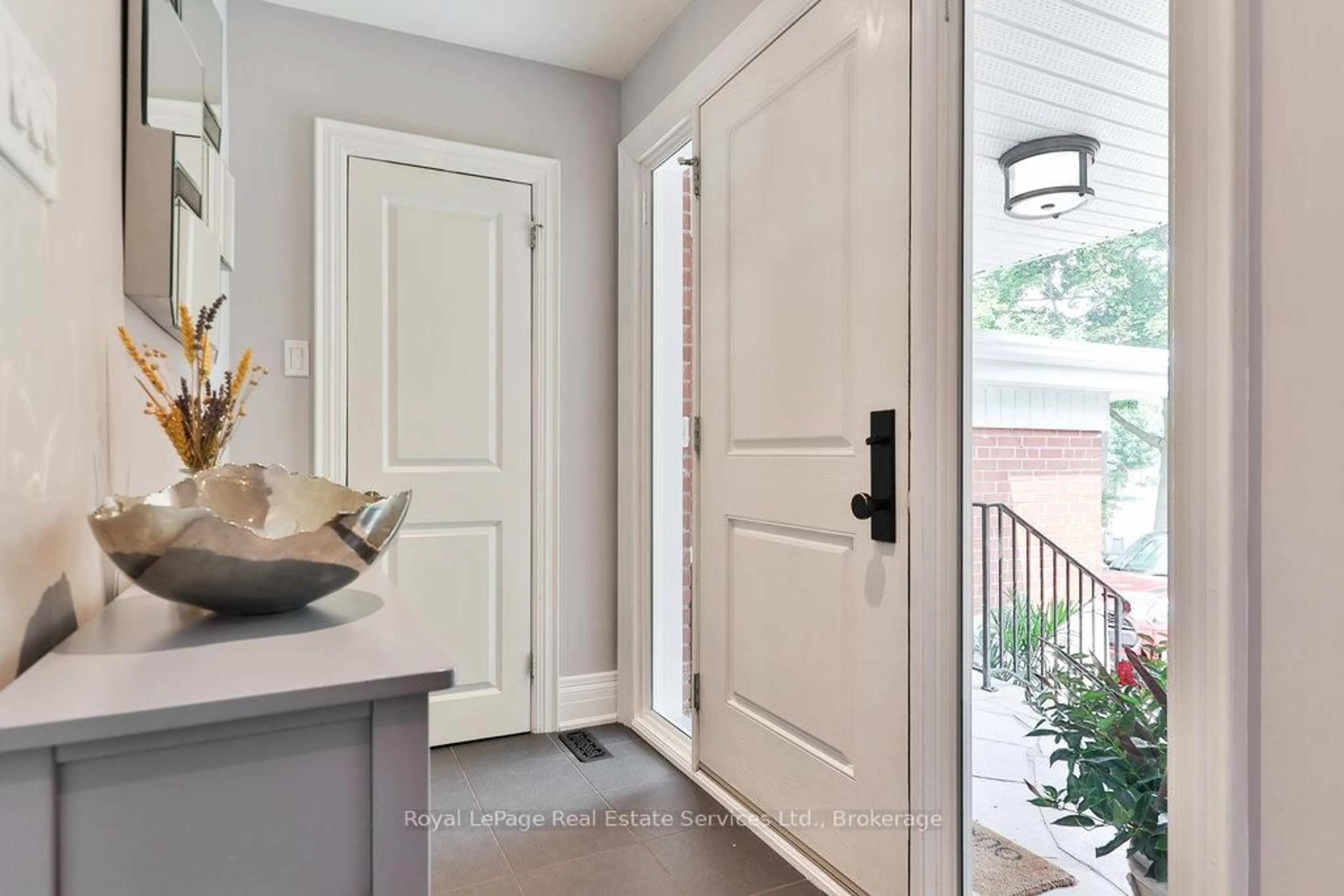 Indoor entryway for 33 Forster Park Dr, Oakville Ontario L6K 1Y5