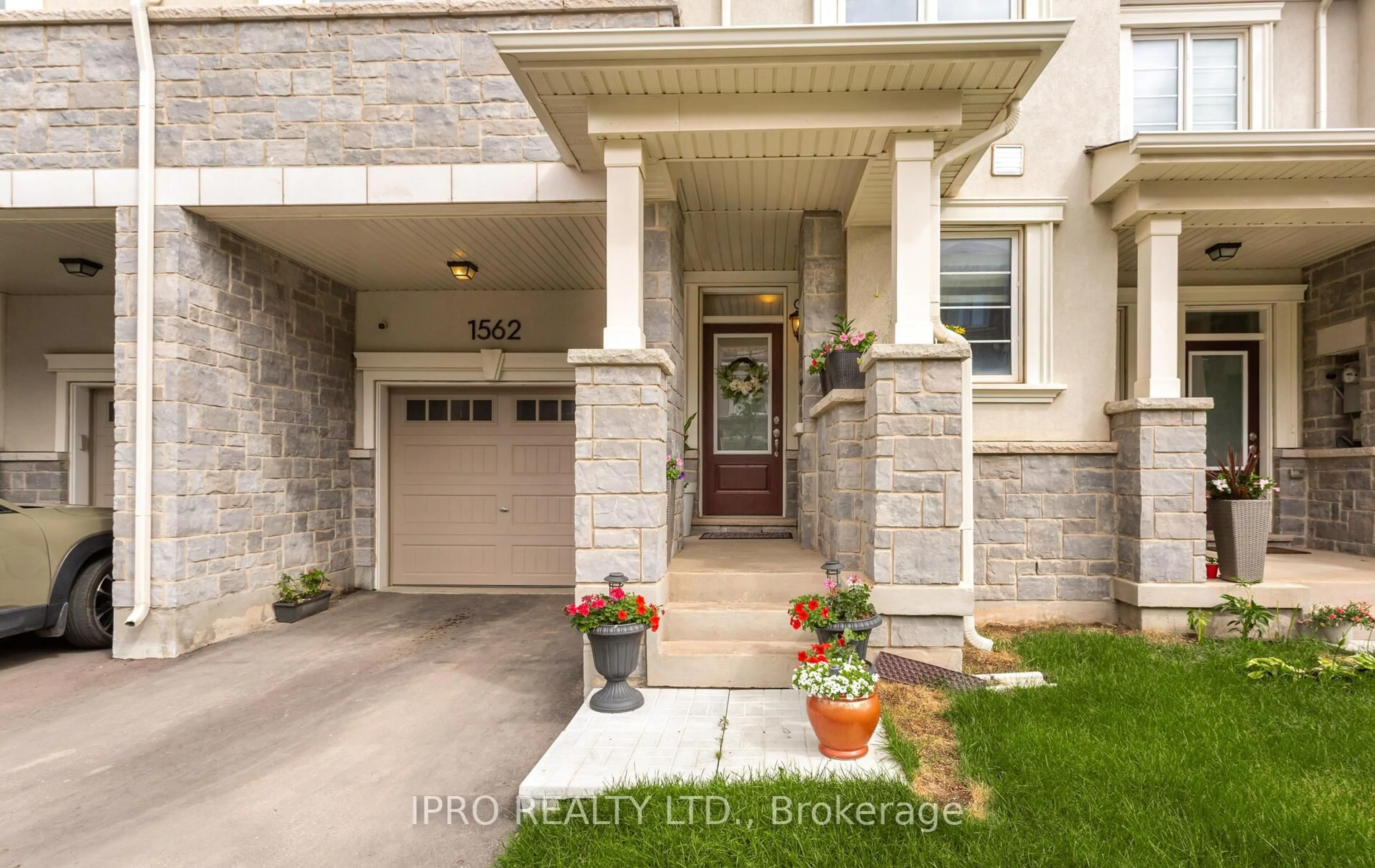 Indoor entryway for 1562 Denison Pl, Milton Ontario L9E 1Y2