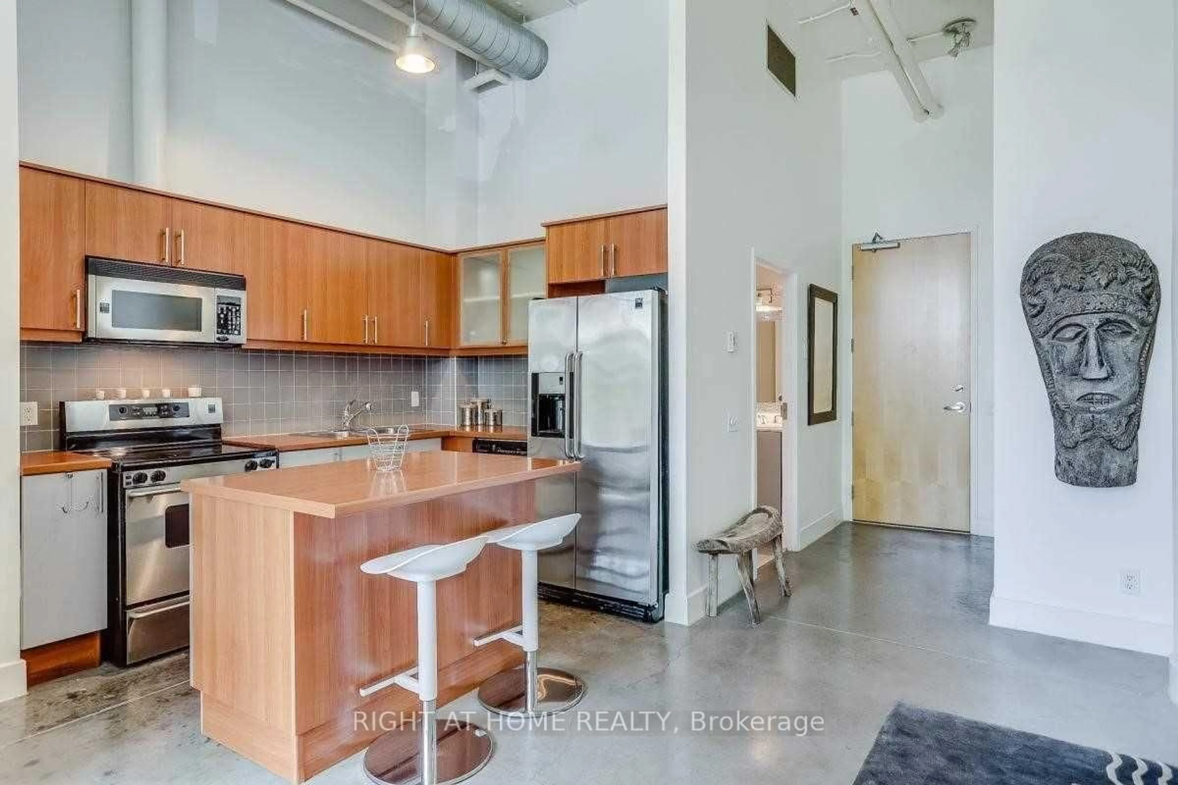 Unknown for 1001 Roselawn Ave #109, Toronto Ontario M6B 4M4