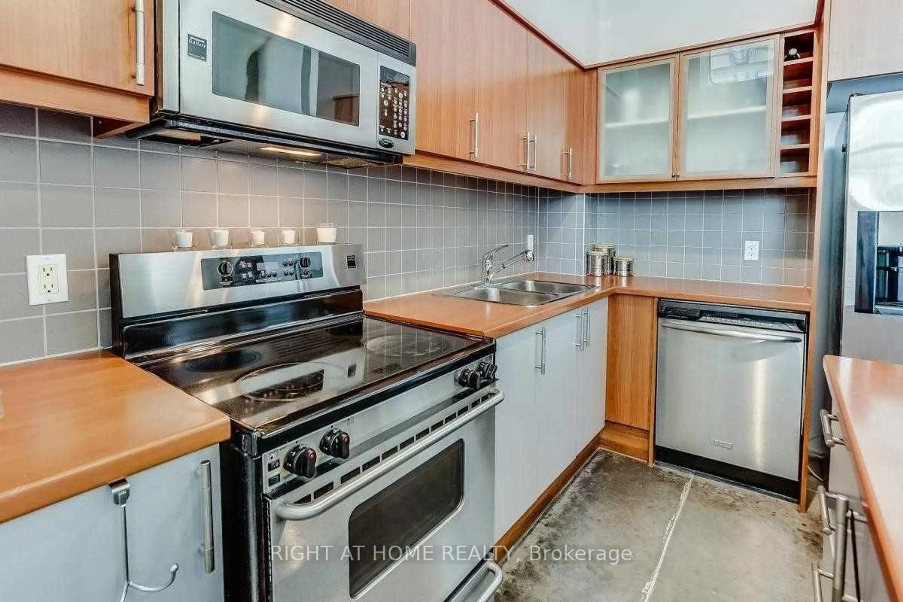 Standard kitchen, ceramic/tile floor for 1001 Roselawn Ave #109, Toronto Ontario M6B 4M4