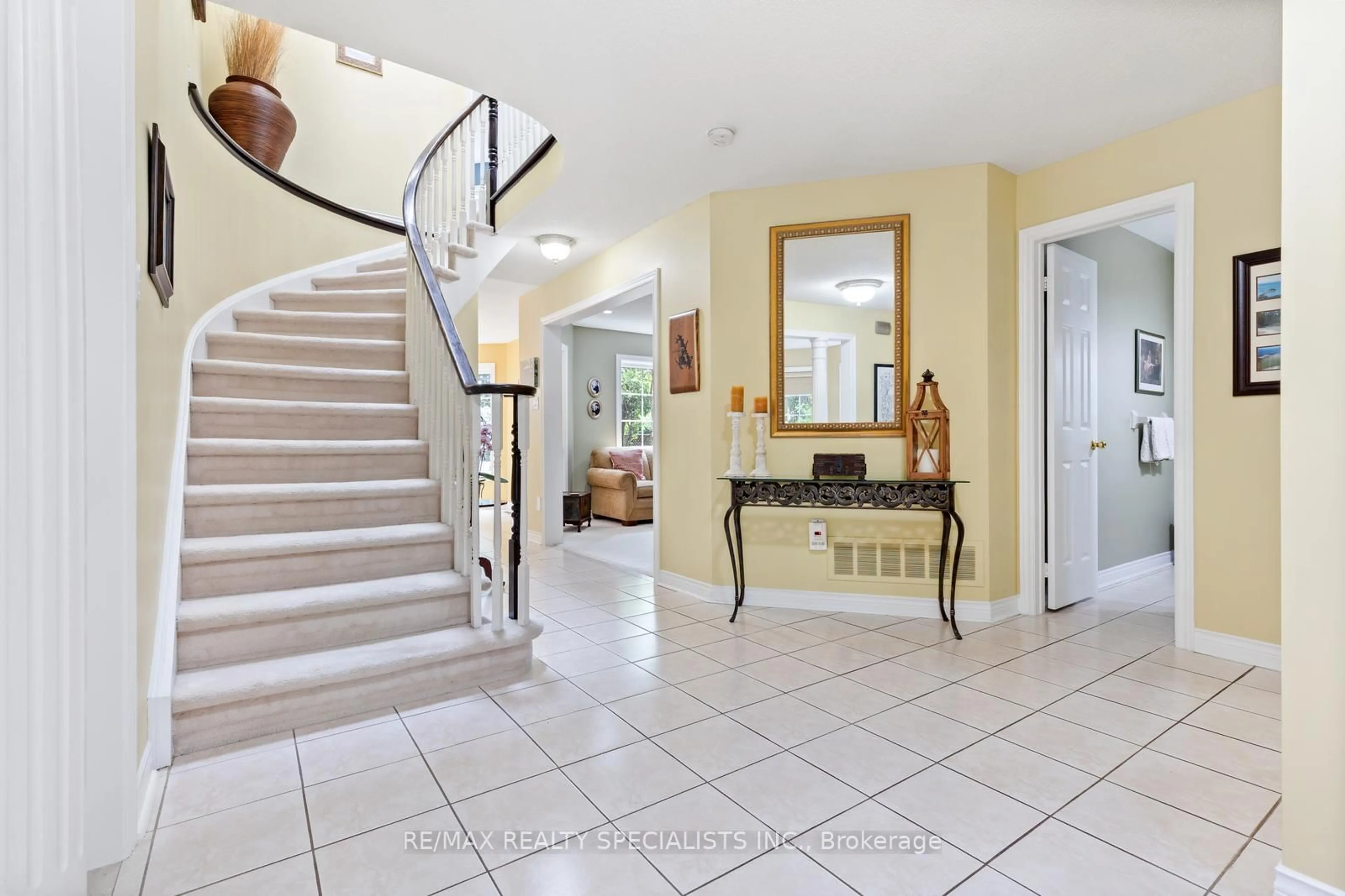 Indoor foyer for 6847 Summer Heights Dr, Mississauga Ontario L5N 7E7