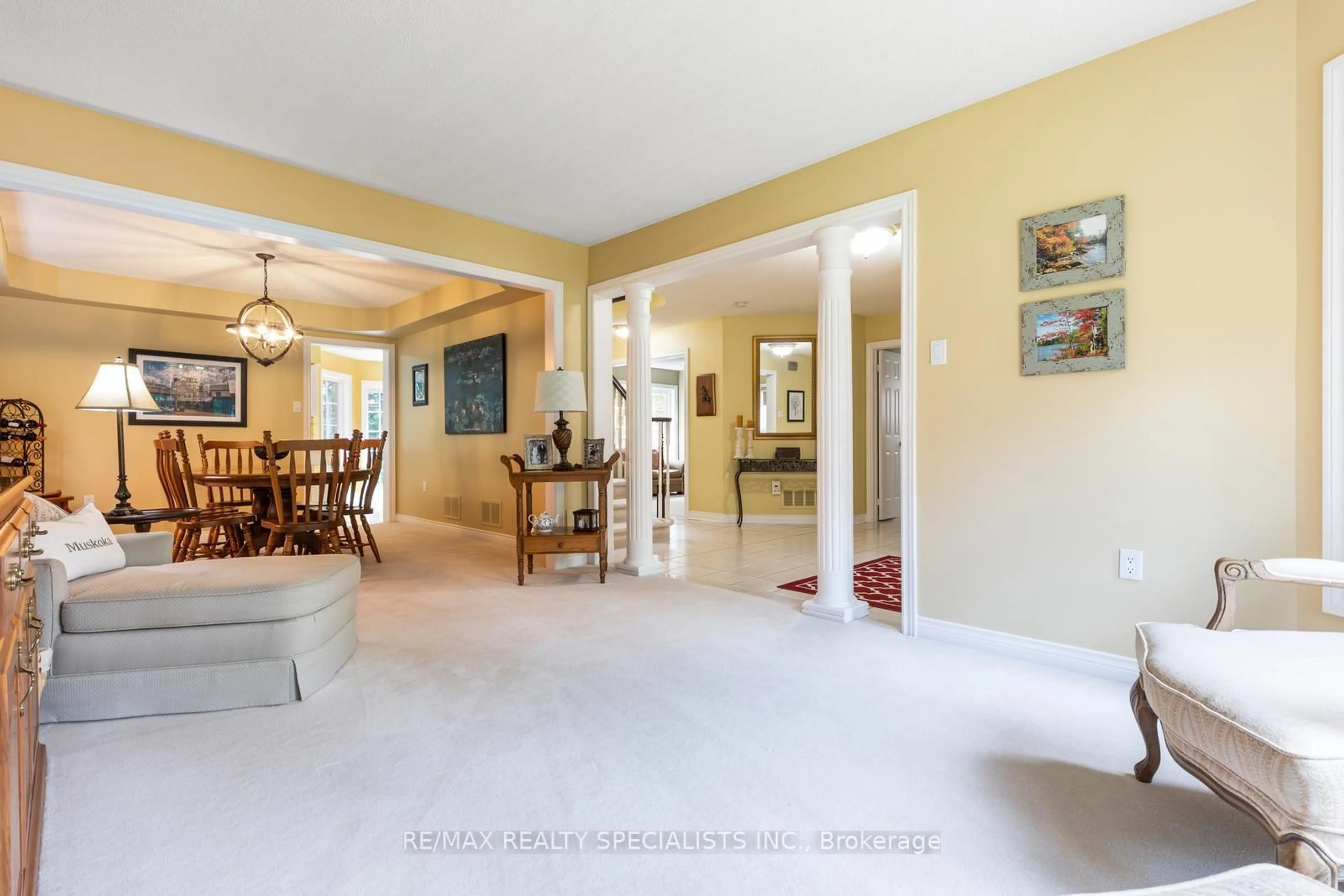 Indoor foyer for 6847 Summer Heights Dr, Mississauga Ontario L5N 7E7