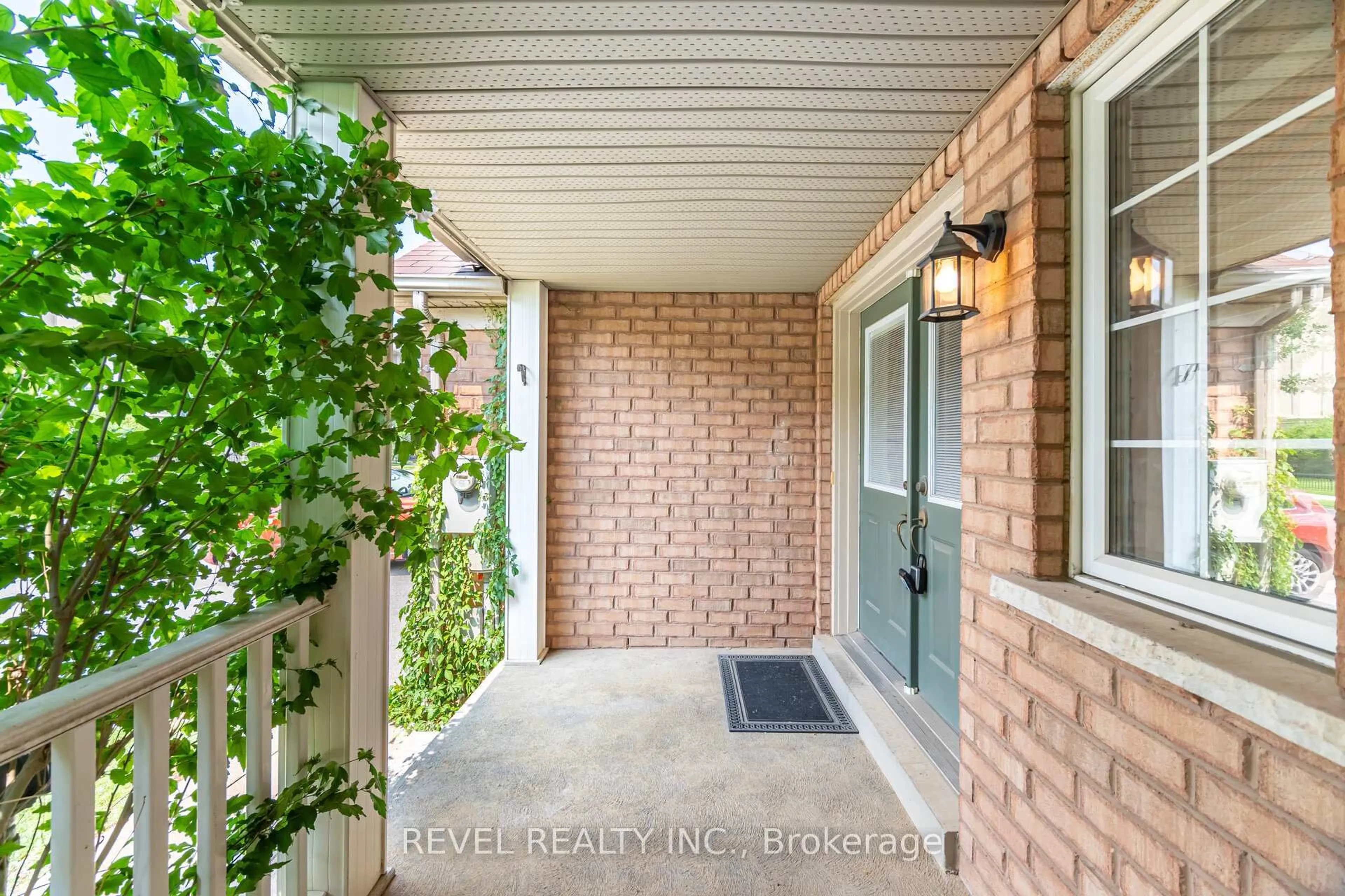 Indoor entryway for 228 HAMPSHIRE Way, Milton Ontario L9T 6B9