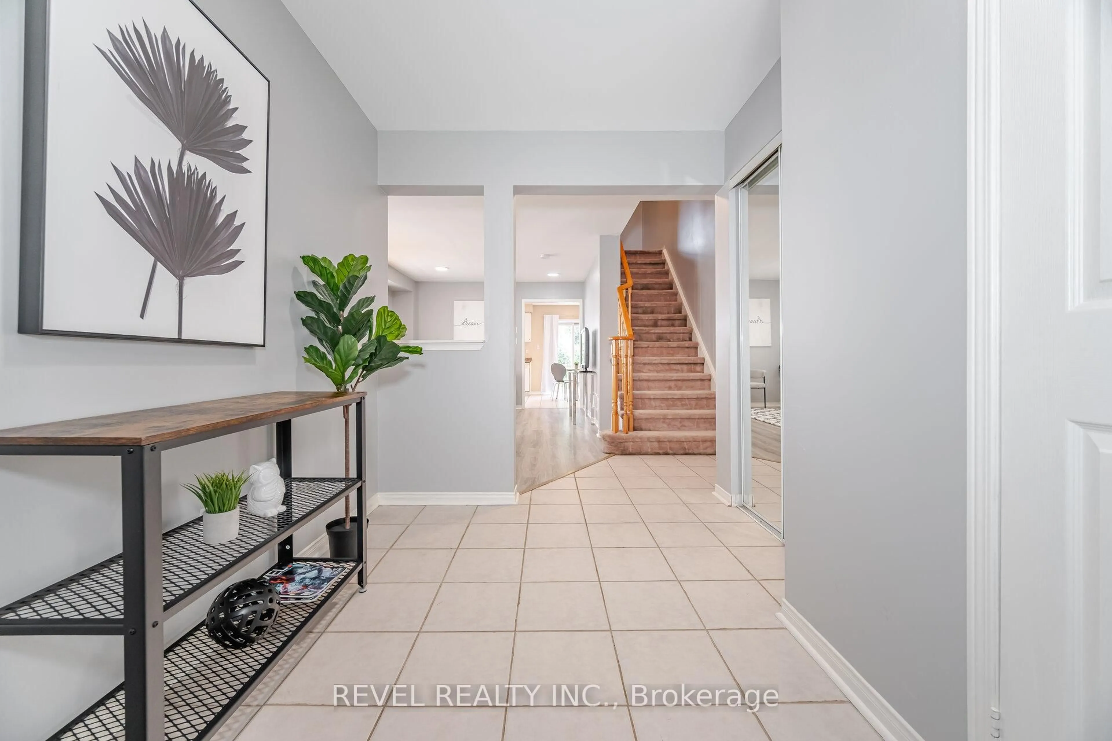 Indoor entryway for 228 HAMPSHIRE Way, Milton Ontario L9T 6B9