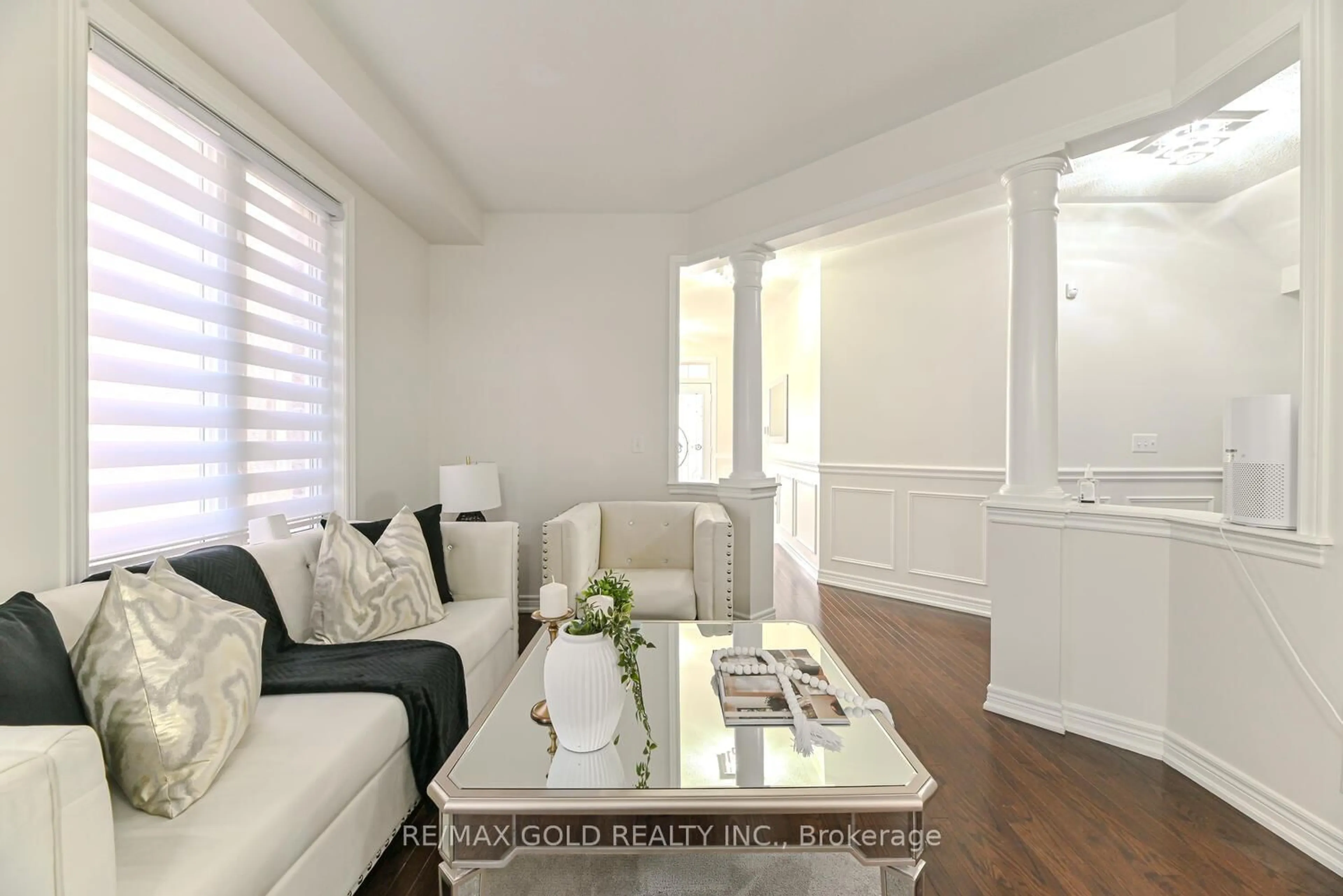 Living room with furniture, wood/laminate floor for 9 Natronia Tr, Brampton Ontario L6P 3N1
