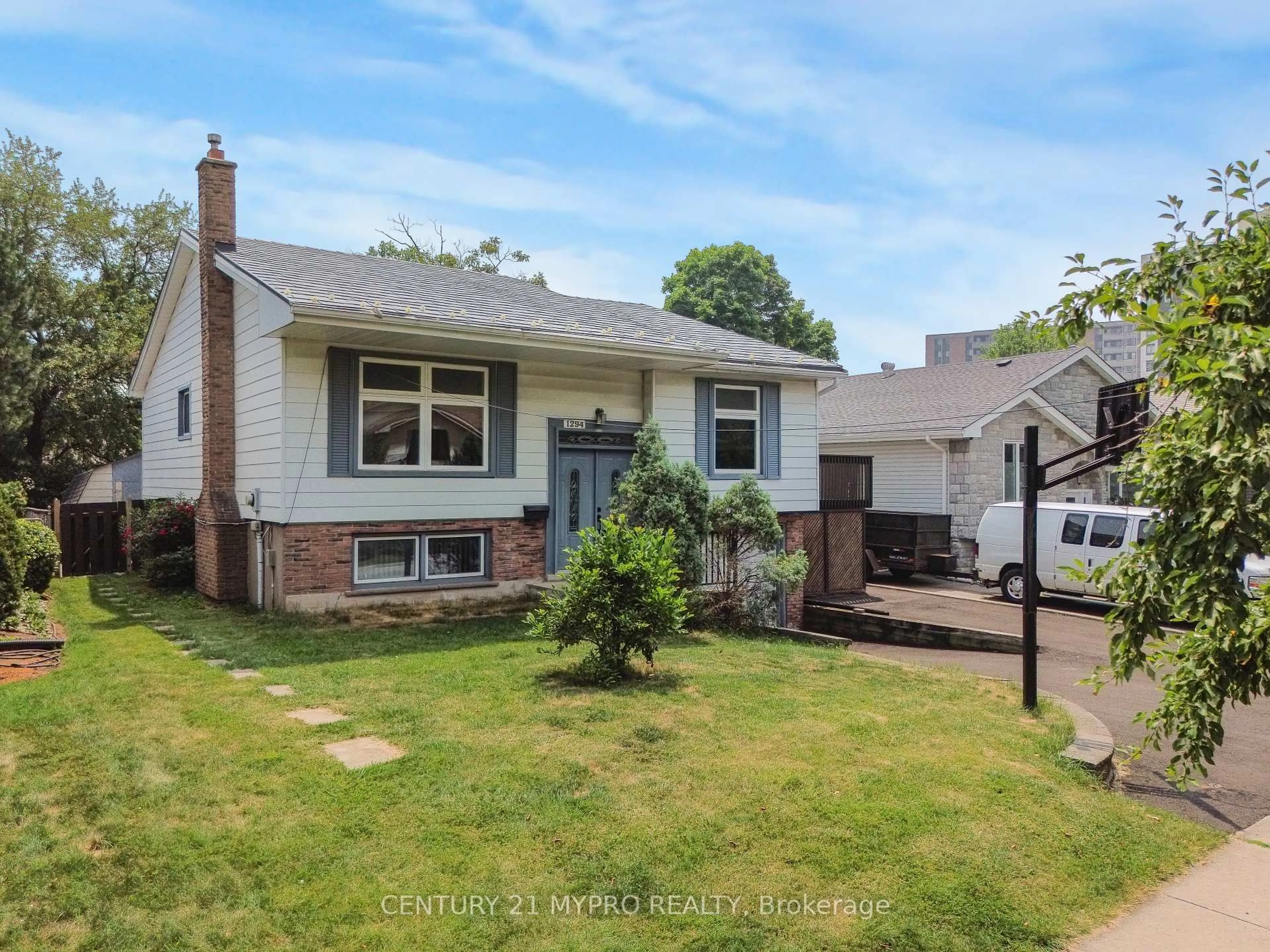 A pic from outside/outdoor area/front of a property/back of a property/a pic from drone, street for 1294 Forest Hill, Oakville Ontario L6H 2S4
