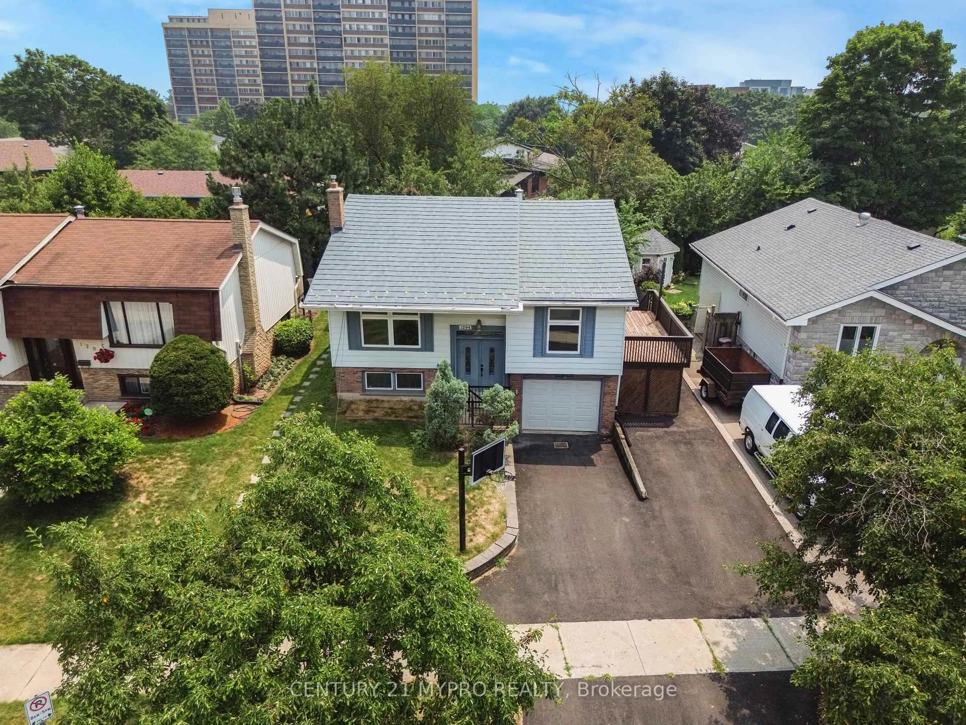 A pic from outside/outdoor area/front of a property/back of a property/a pic from drone, street for 1294 Forest Hill, Oakville Ontario L6H 2S4