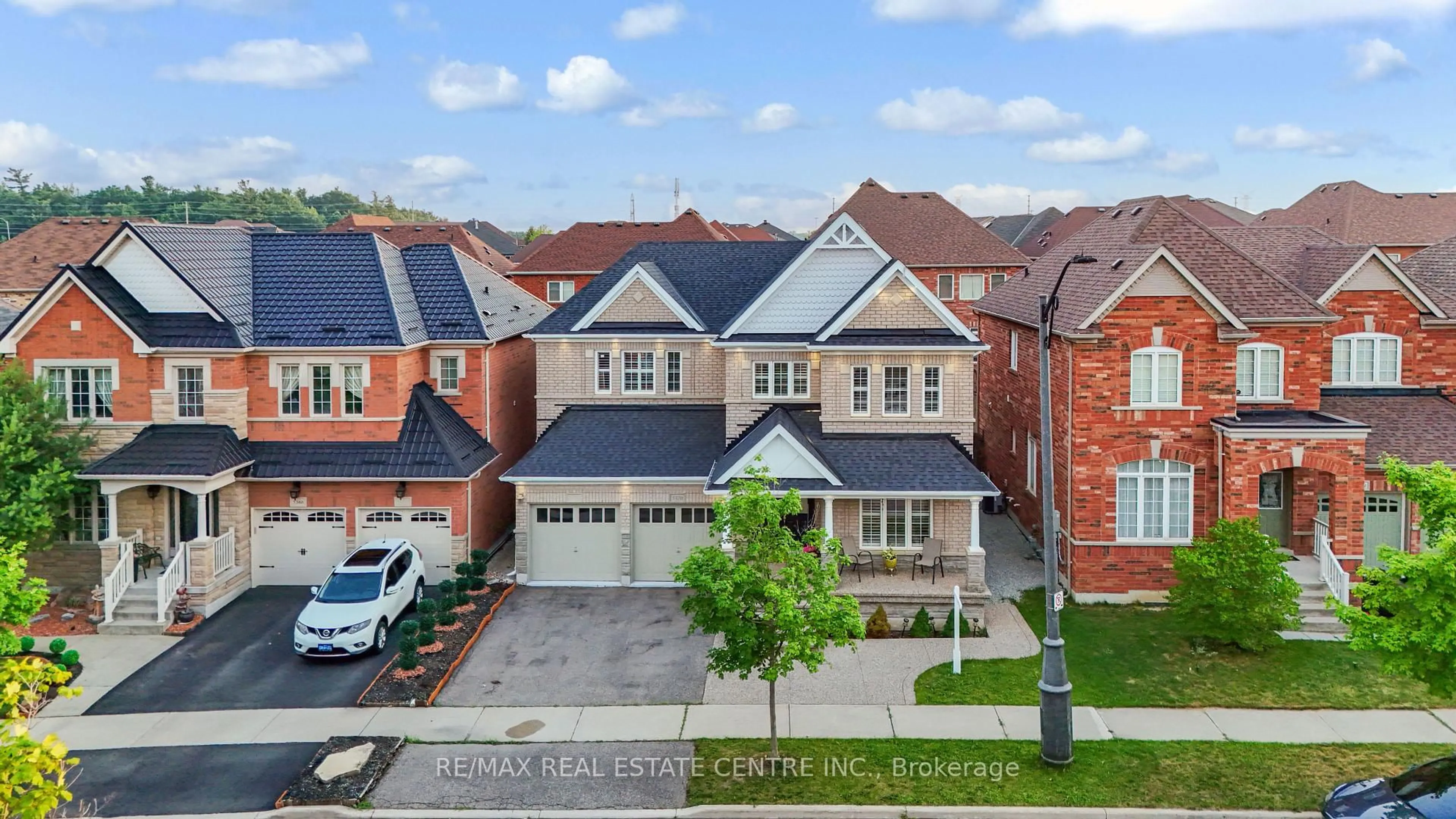 A pic from outside/outdoor area/front of a property/back of a property/a pic from drone, street for 5370 Mallory Rd, Mississauga Ontario L5M 0J3