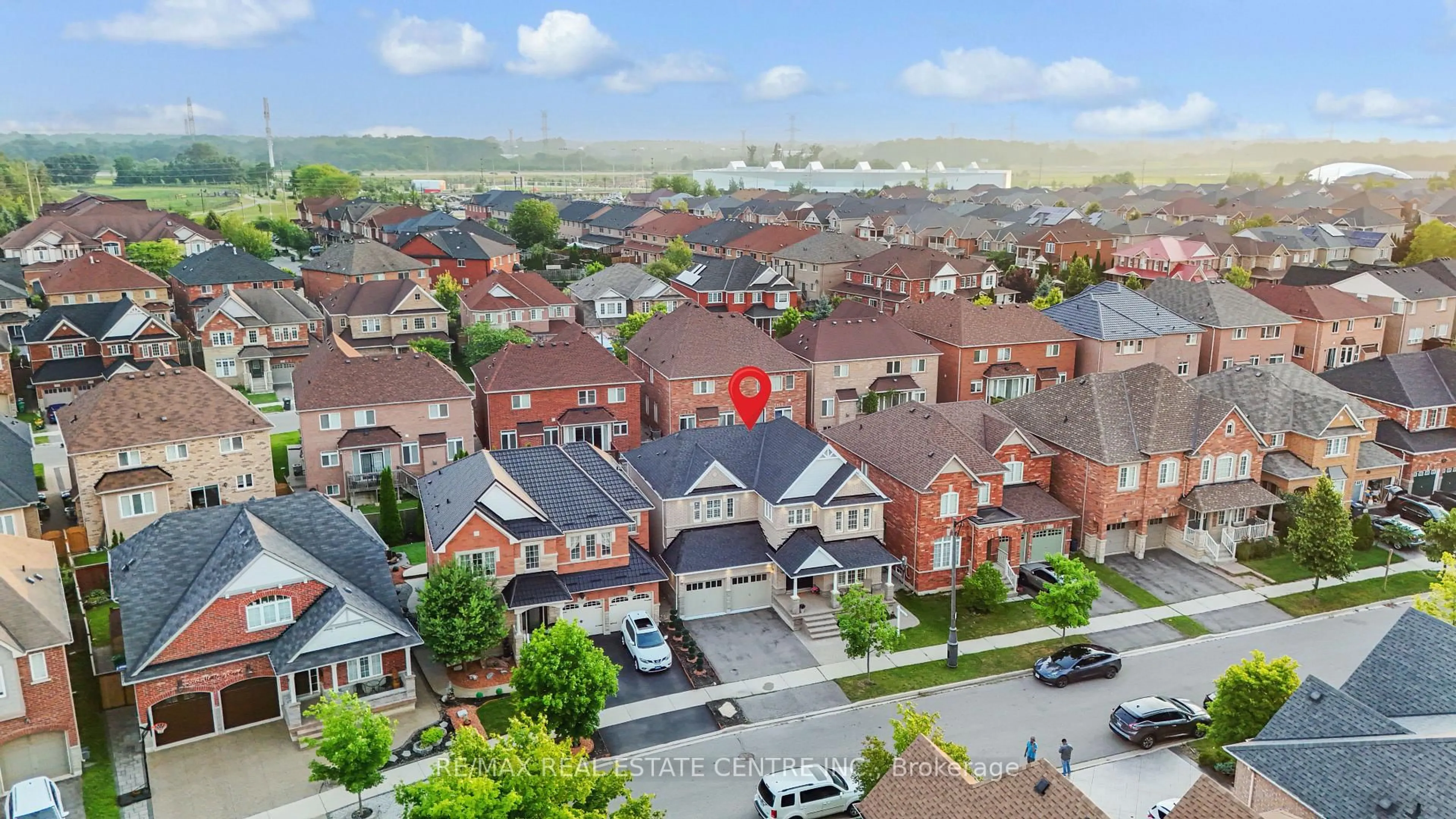 A pic from outside/outdoor area/front of a property/back of a property/a pic from drone, city buildings view from balcony for 5370 Mallory Rd, Mississauga Ontario L5M 0J3