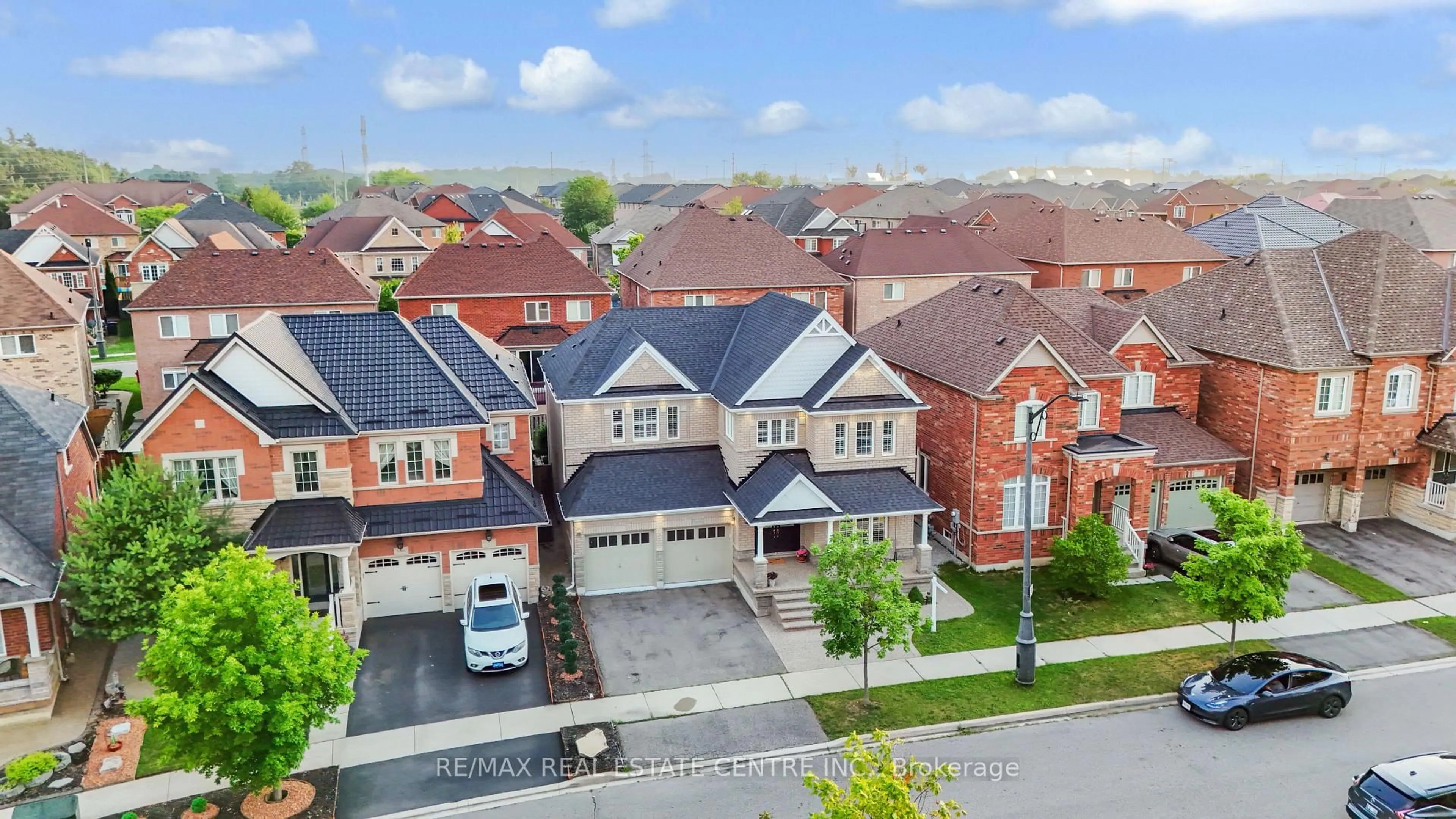 A pic from outside/outdoor area/front of a property/back of a property/a pic from drone, street for 5370 Mallory Rd, Mississauga Ontario L5M 0J3