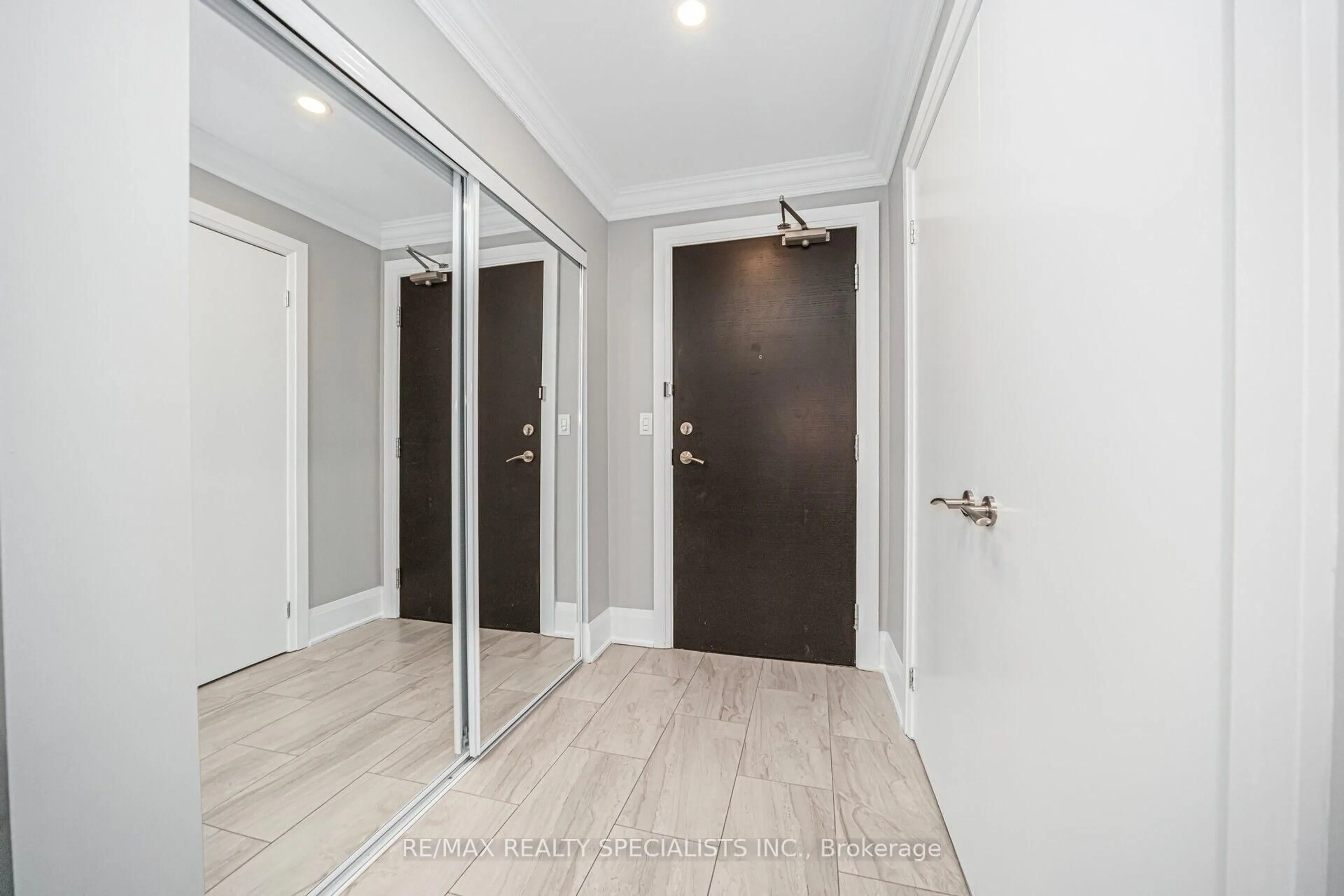 Indoor entryway for 45 Yorkland Blvd #708, Brampton Ontario L6P 4B4