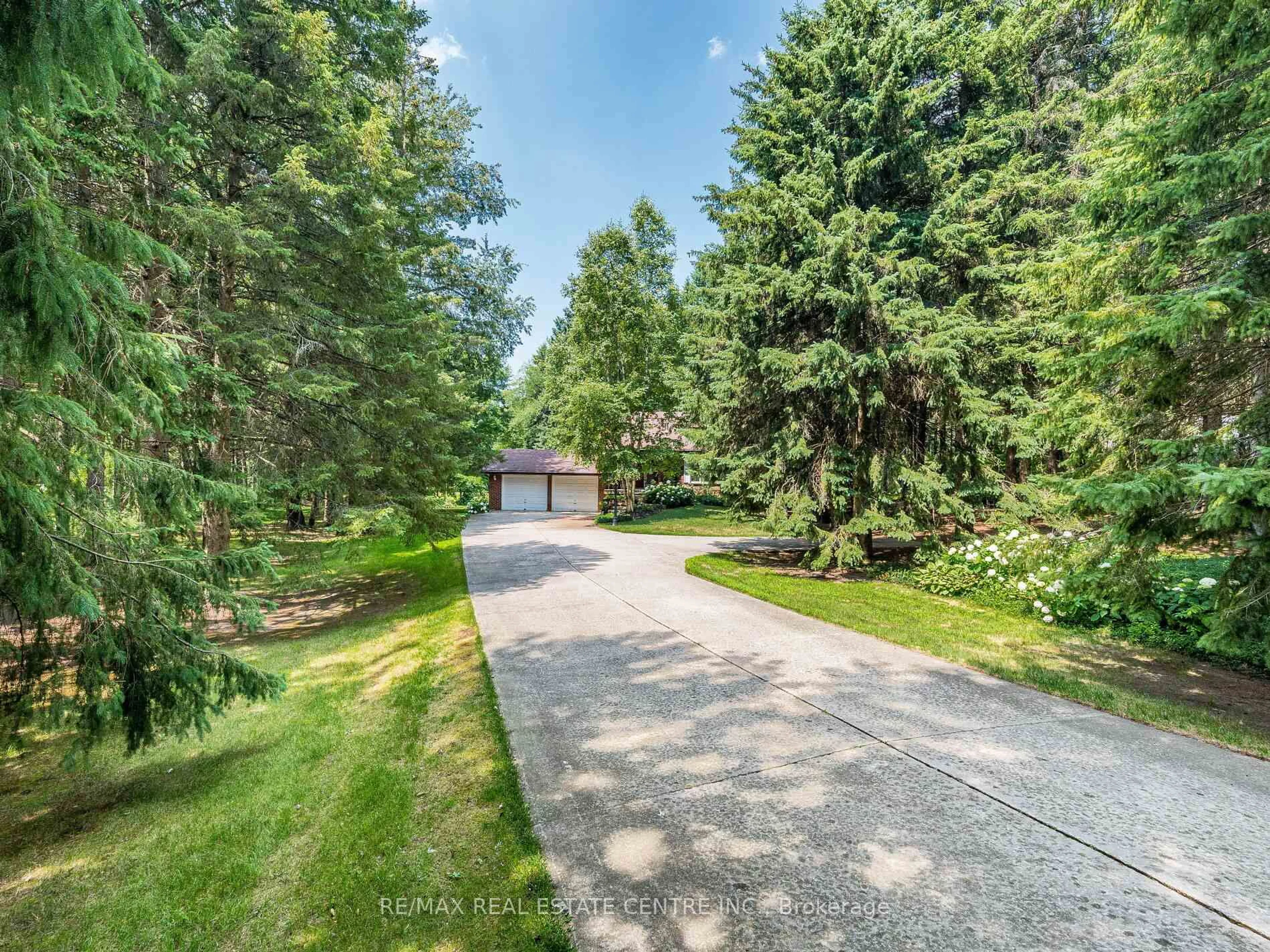A pic from outside/outdoor area/front of a property/back of a property/a pic from drone, unknown for 18 Damascus Dr, Caledon Ontario L7C 0A4