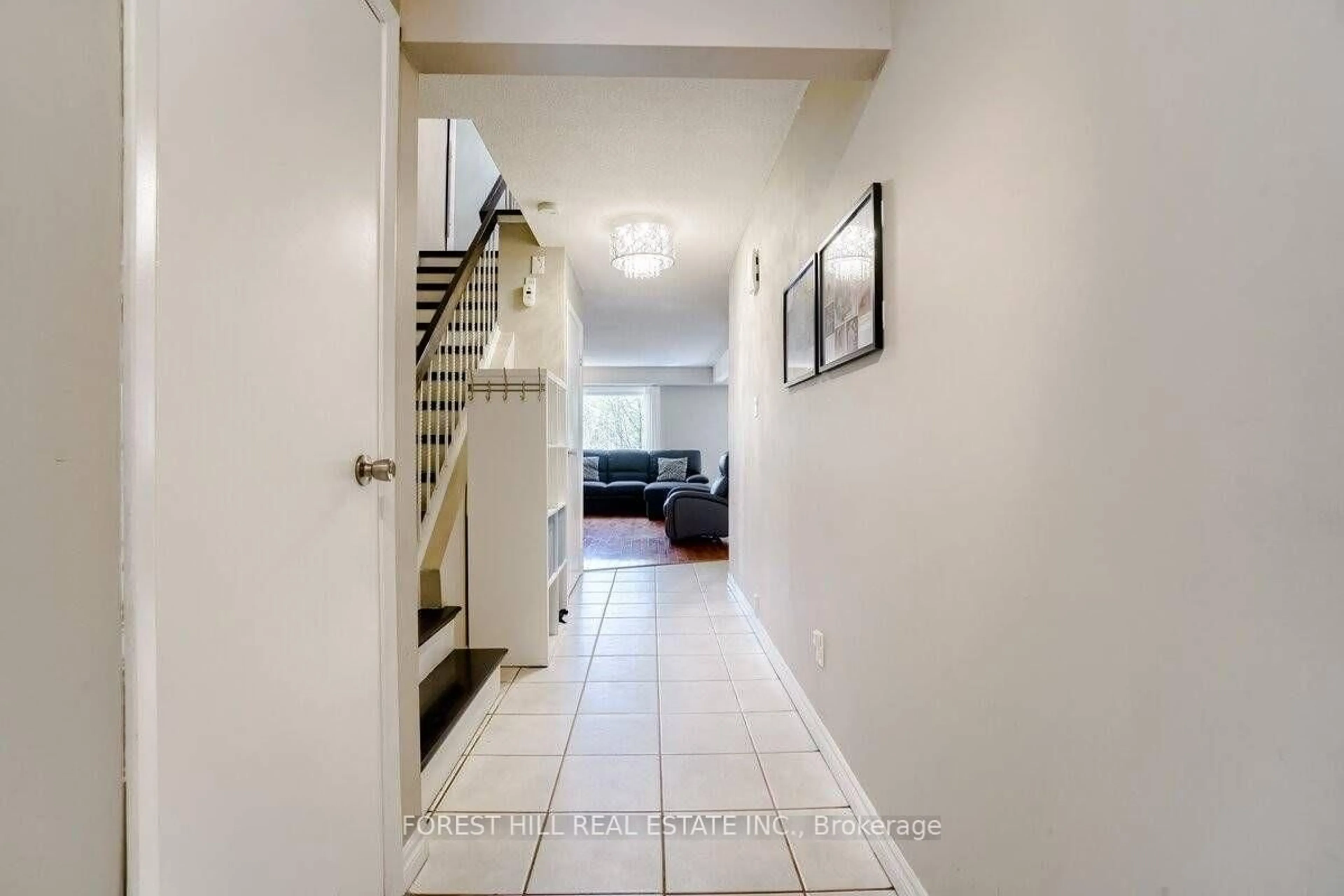 Indoor foyer for 60 Hanson Rd #1, Mississauga Ontario L5B 2P6