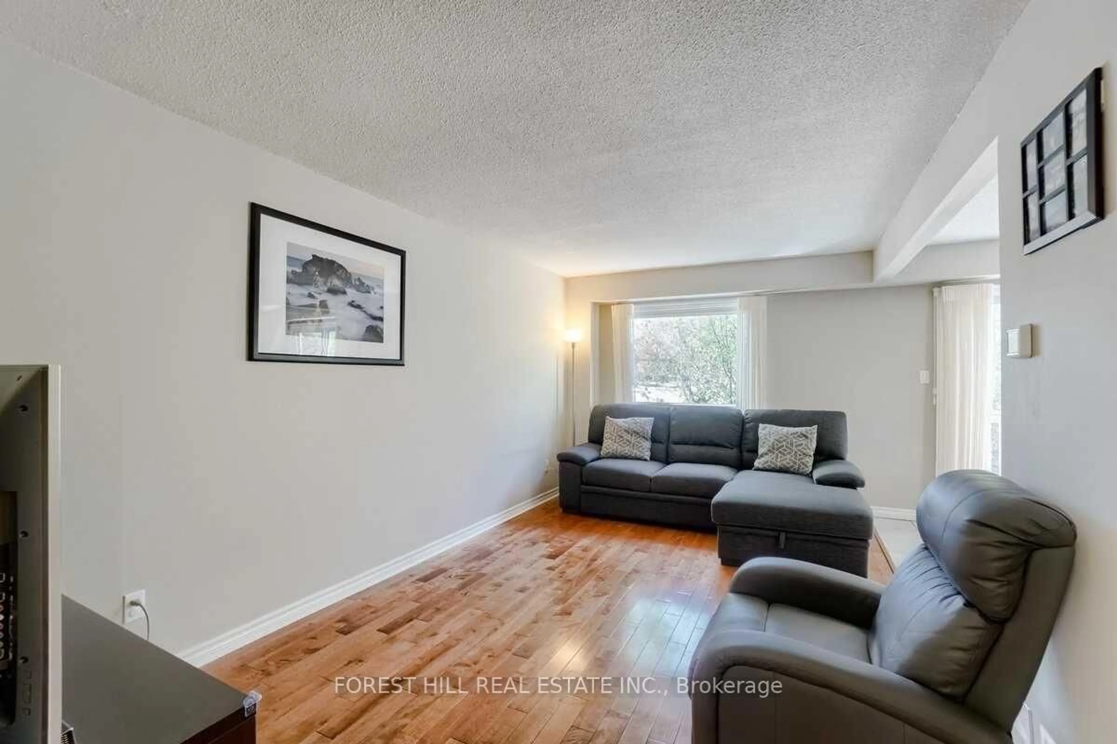 Living room with furniture, wood/laminate floor for 60 Hanson Rd #1, Mississauga Ontario L5B 2P6