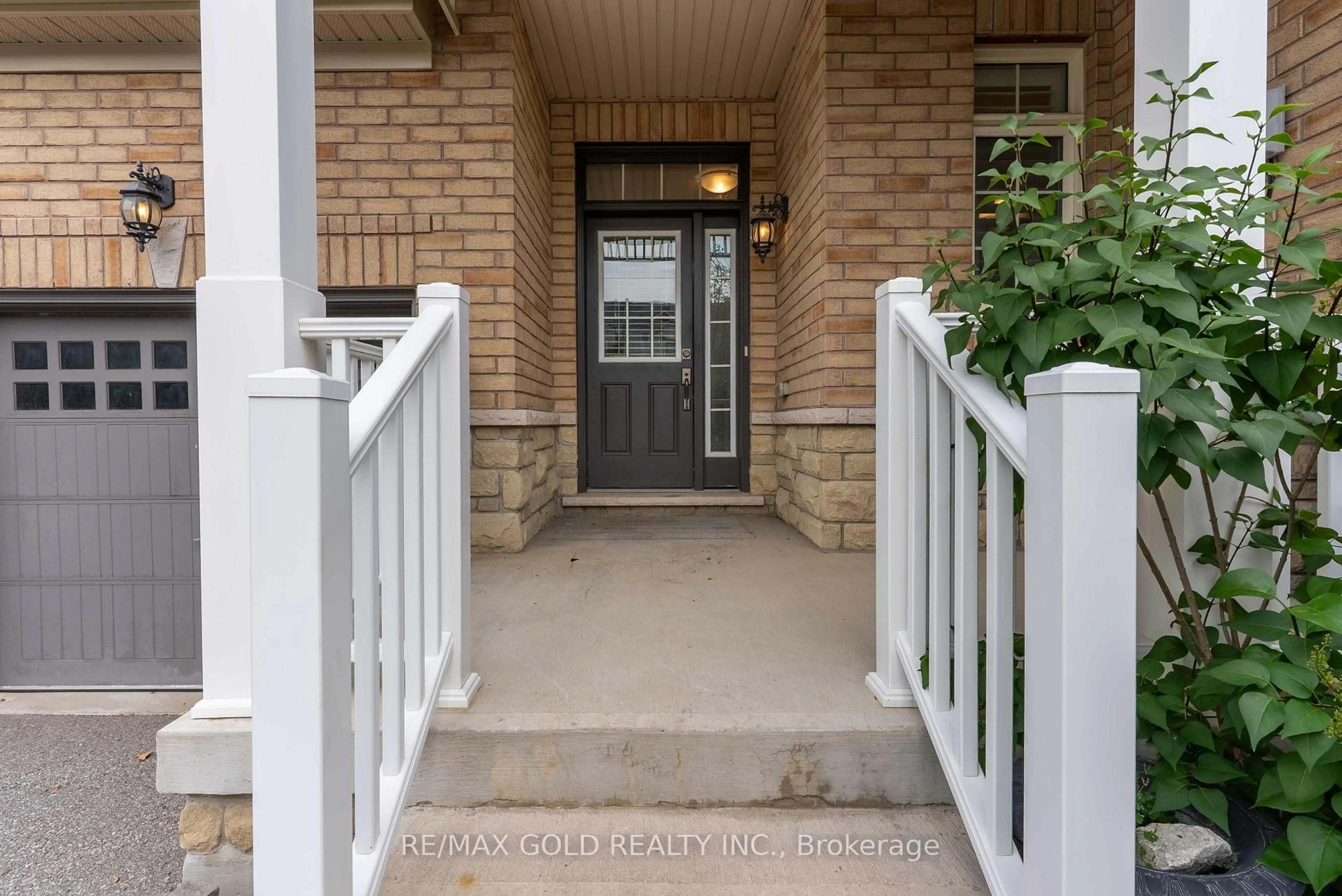 Indoor entryway for 7 Mccardy Crt, Caledon Ontario L7C 3X1