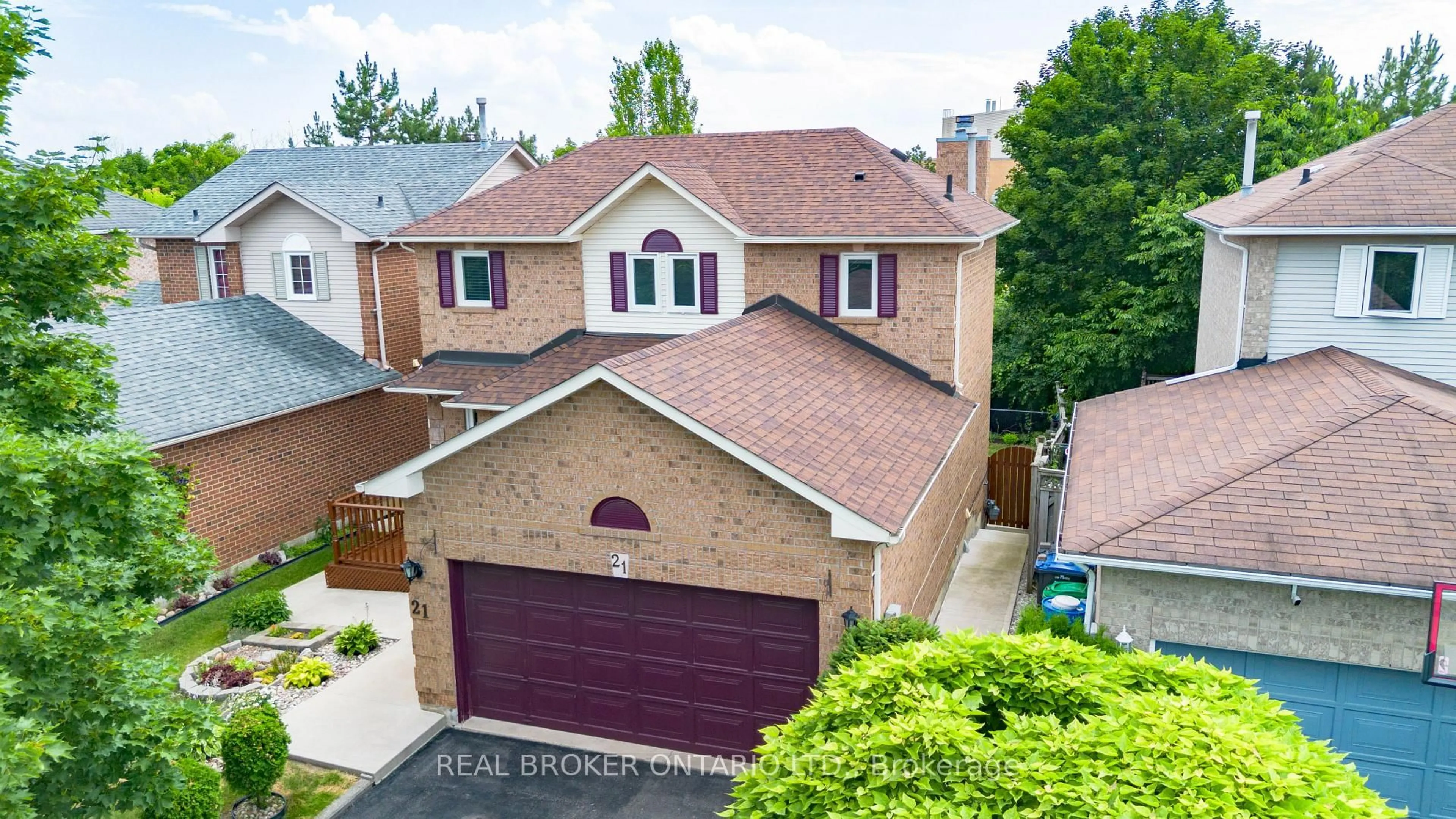 A pic from outside/outdoor area/front of a property/back of a property/a pic from drone, street for 21 Vivians Cres, Brampton Ontario L6Y 4V1