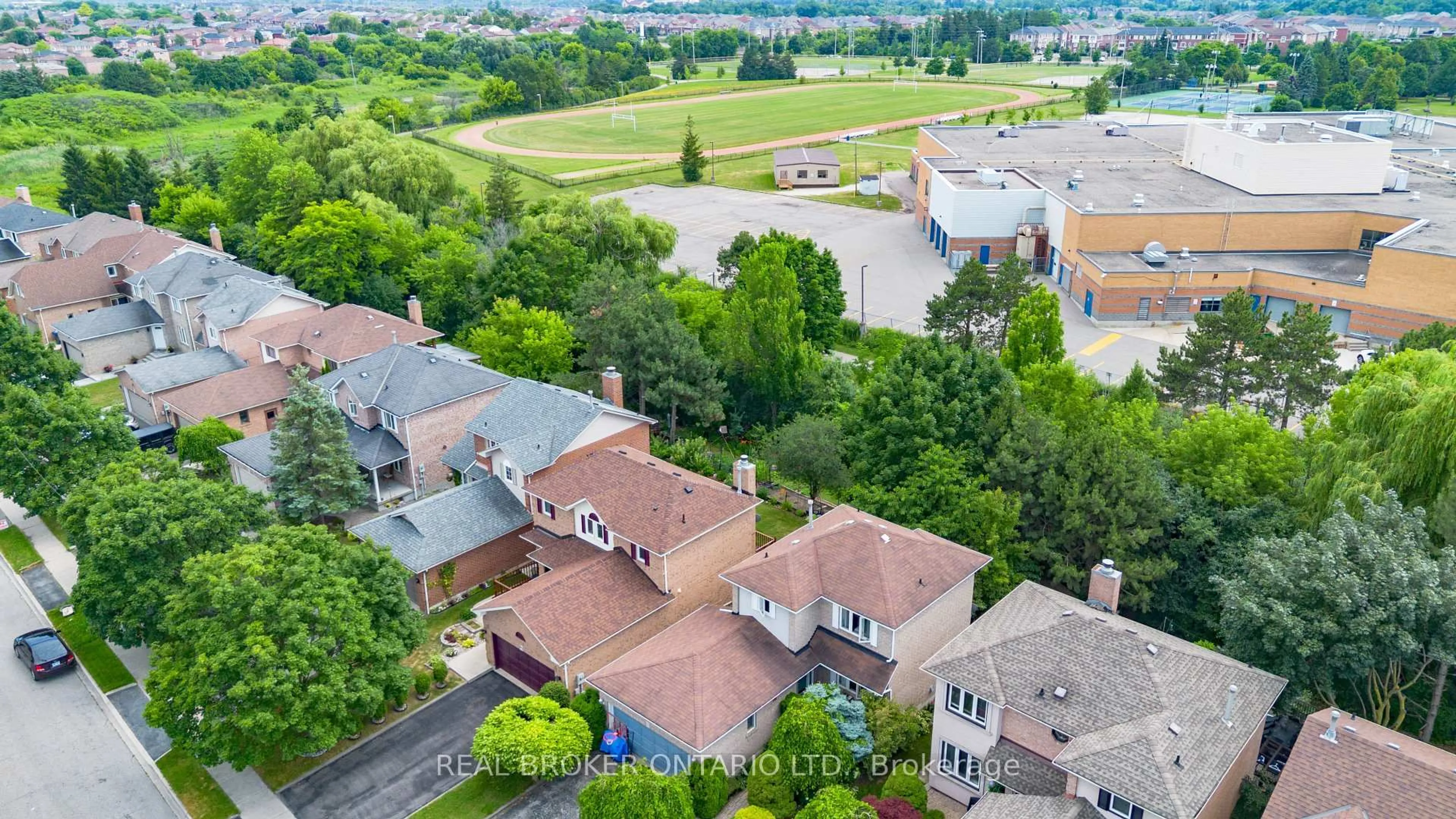 A pic from outside/outdoor area/front of a property/back of a property/a pic from drone, city buildings view from balcony for 21 Vivians Cres, Brampton Ontario L6Y 4V1
