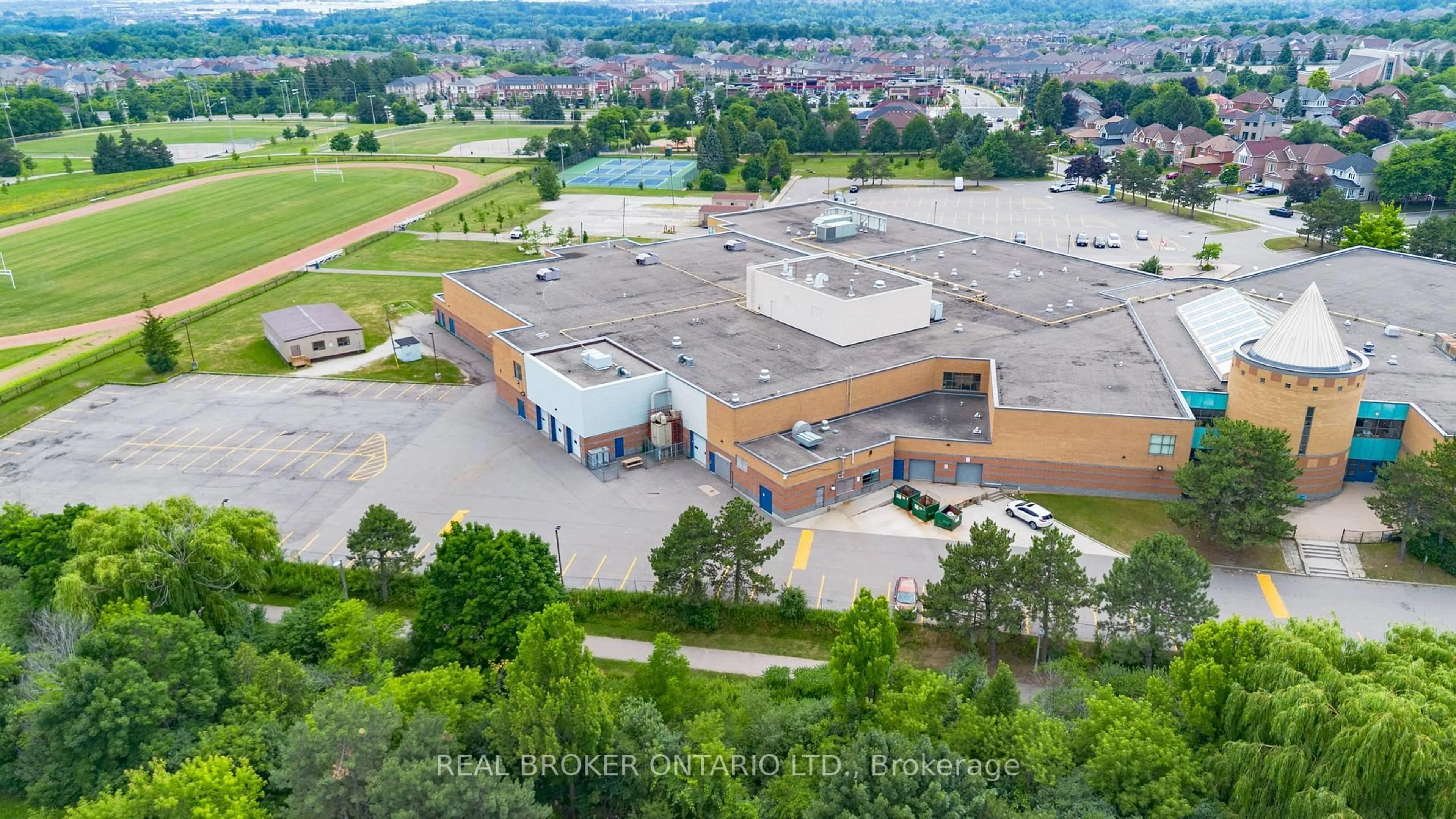 A pic from outside/outdoor area/front of a property/back of a property/a pic from drone, unknown for 21 Vivians Cres, Brampton Ontario L6Y 4V1