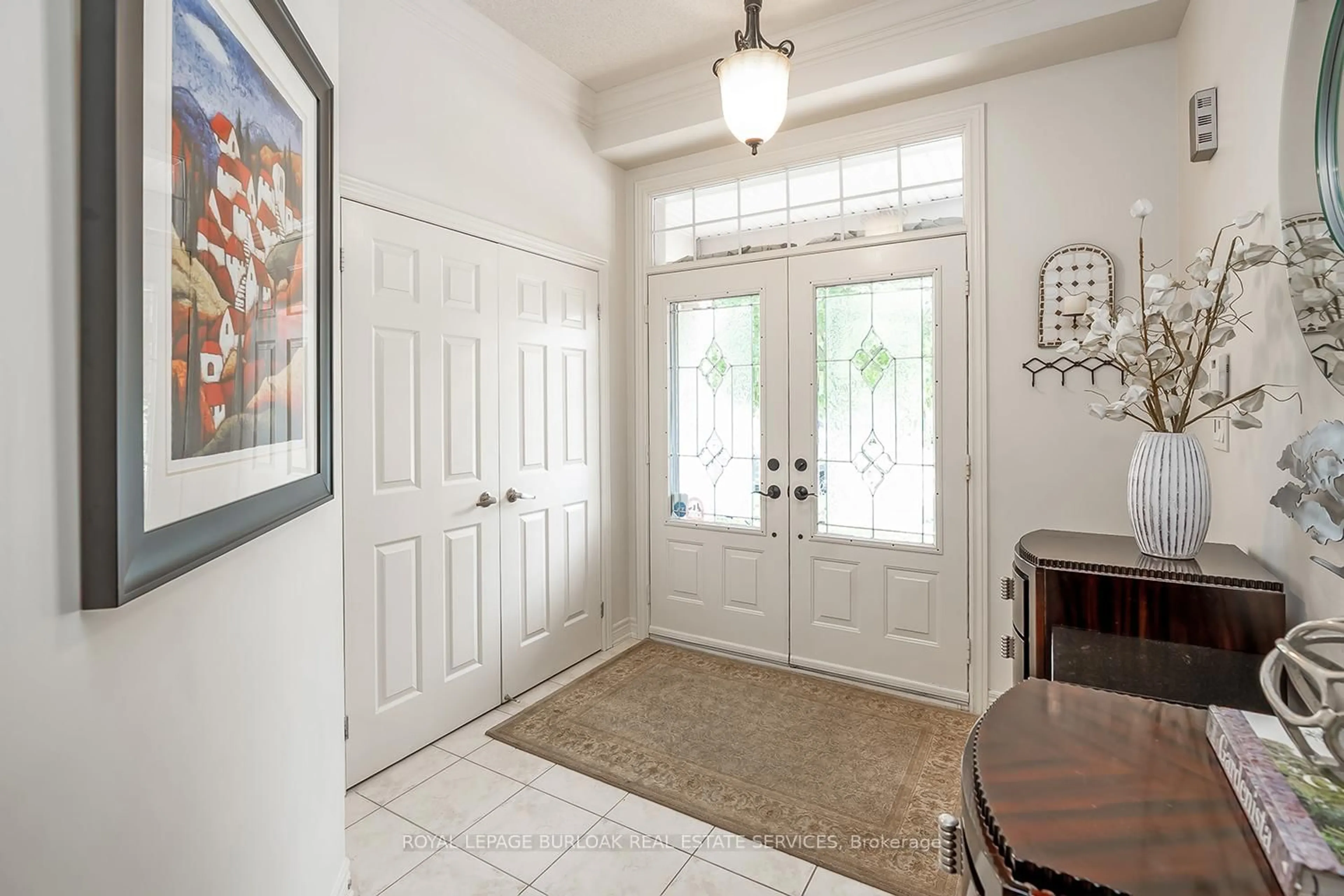 Indoor entryway for 2326 Kwinter Rd, Oakville Ontario L6M 0H3