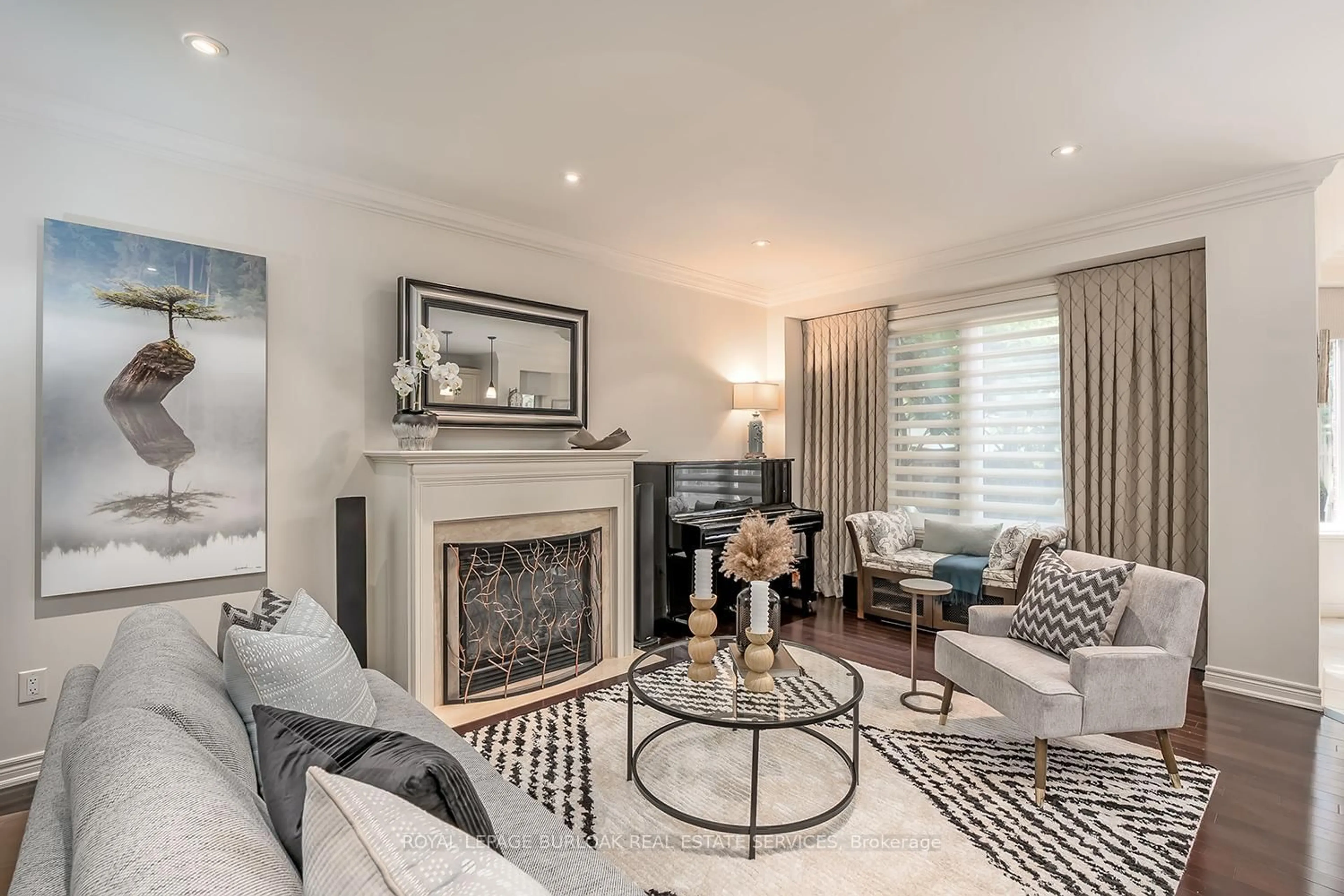 Living room with furniture, unknown for 2326 Kwinter Rd, Oakville Ontario L6M 0H3