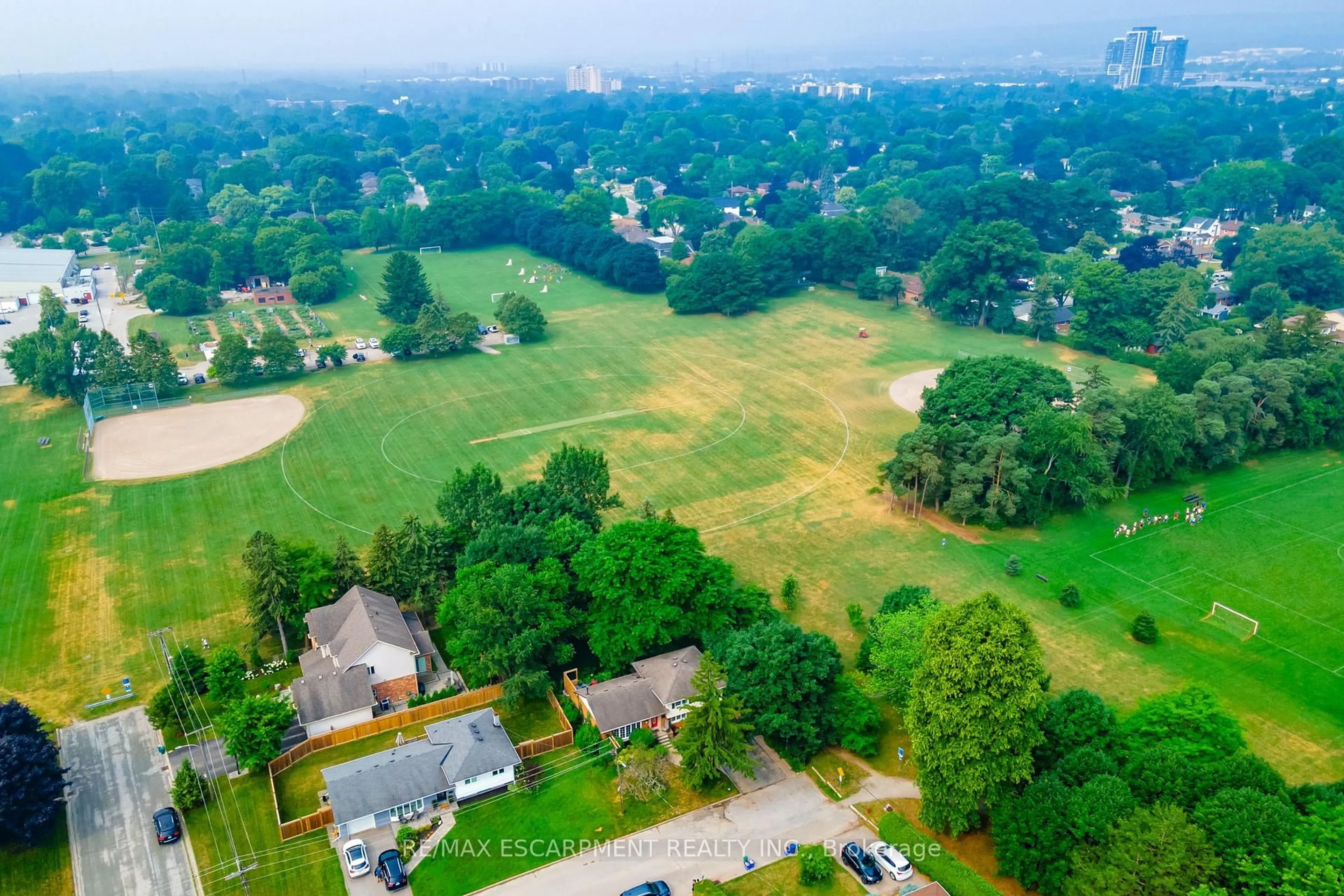A pic from outside/outdoor area/front of a property/back of a property/a pic from drone, unknown for 538 Mayzel Rd, Burlington Ontario L7R 1N6