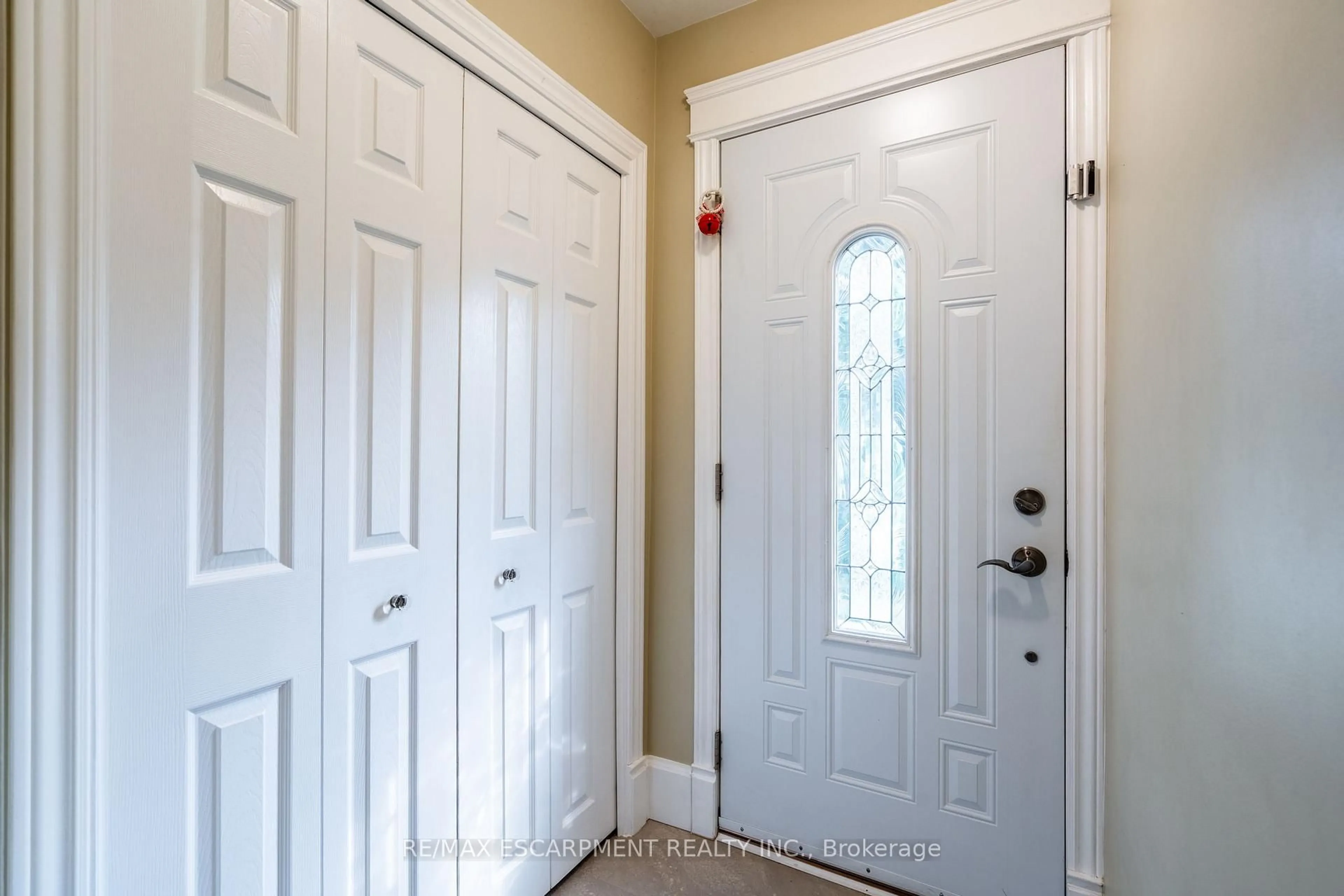 Indoor entryway for 538 Mayzel Rd, Burlington Ontario L7R 1N6