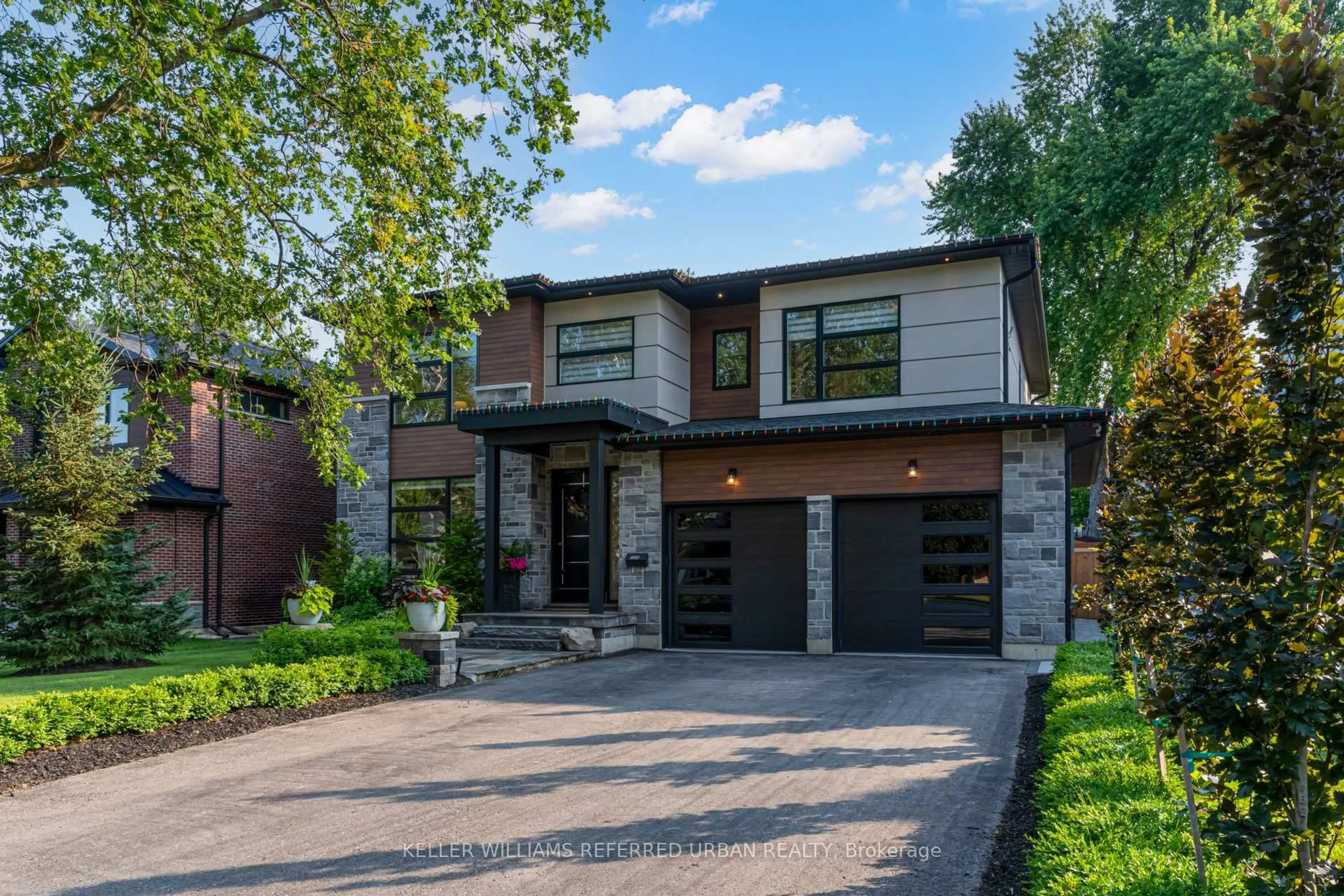 Home with brick exterior material, street for 1376 Applewood Rd, Mississauga Ontario L5E 2M1