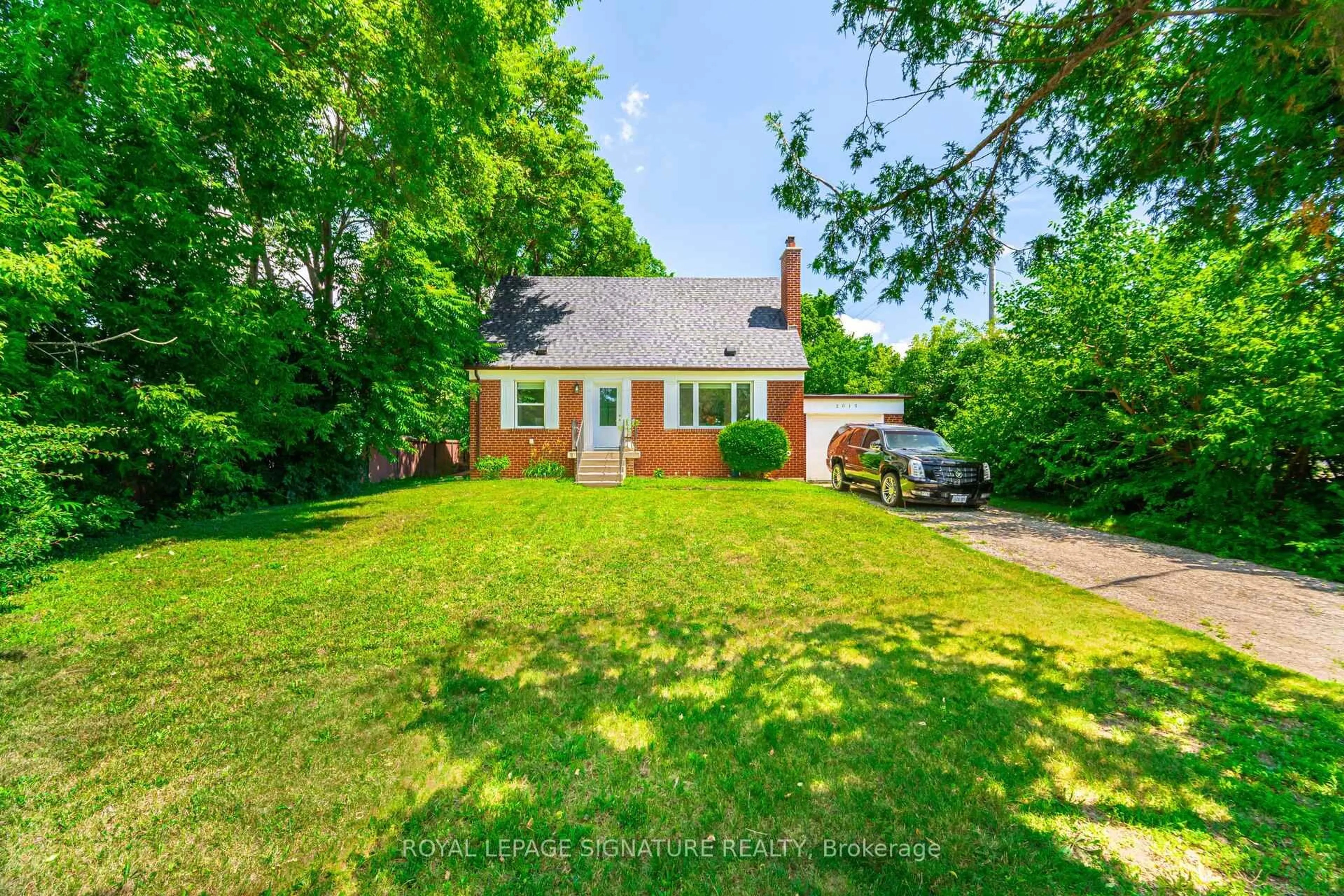 A pic from outside/outdoor area/front of a property/back of a property/a pic from drone, street for 2015 Stanfield Rd, Mississauga Ontario L4Y 1R2