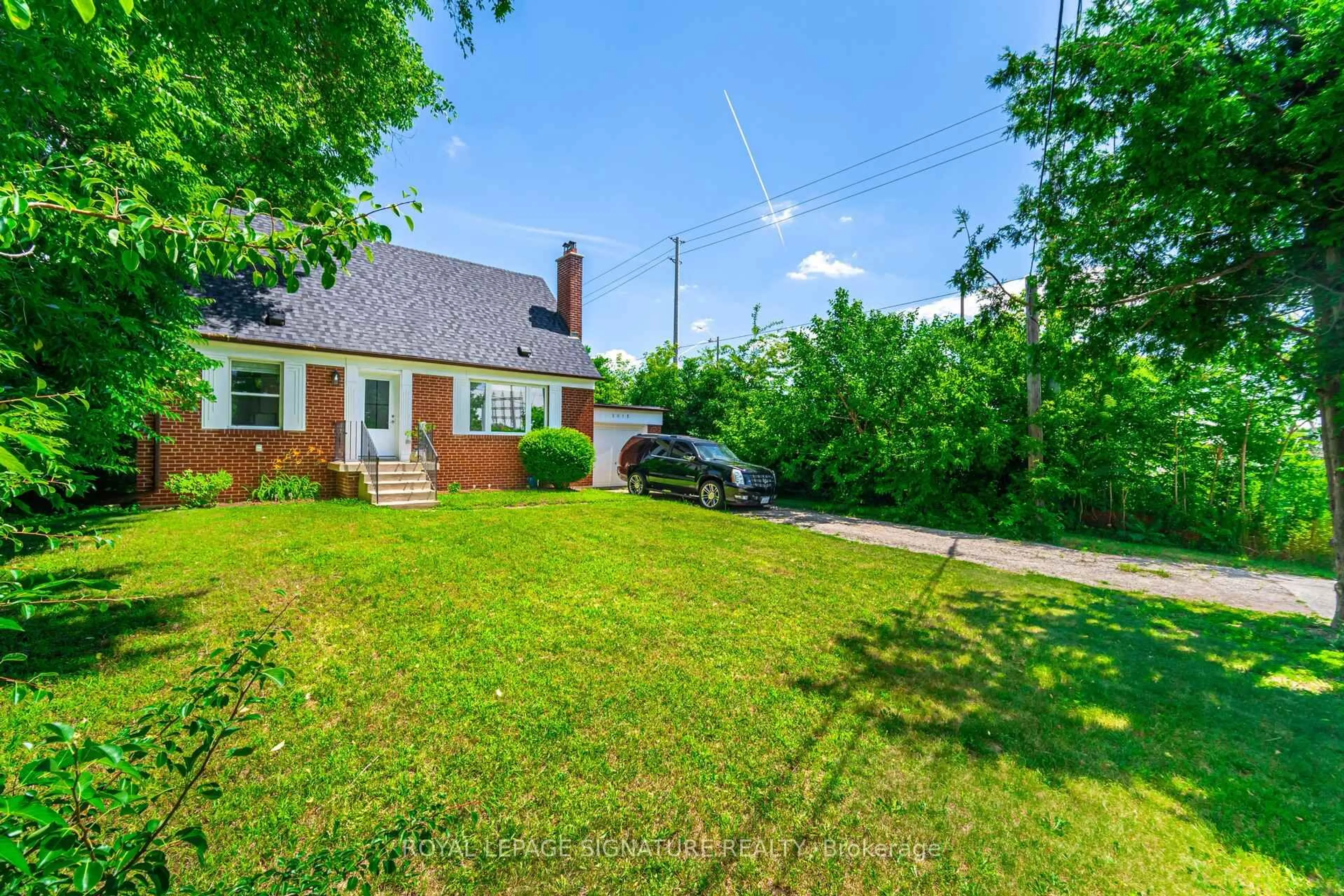 A pic from outside/outdoor area/front of a property/back of a property/a pic from drone, street for 2015 Stanfield Rd, Mississauga Ontario L4Y 1R2