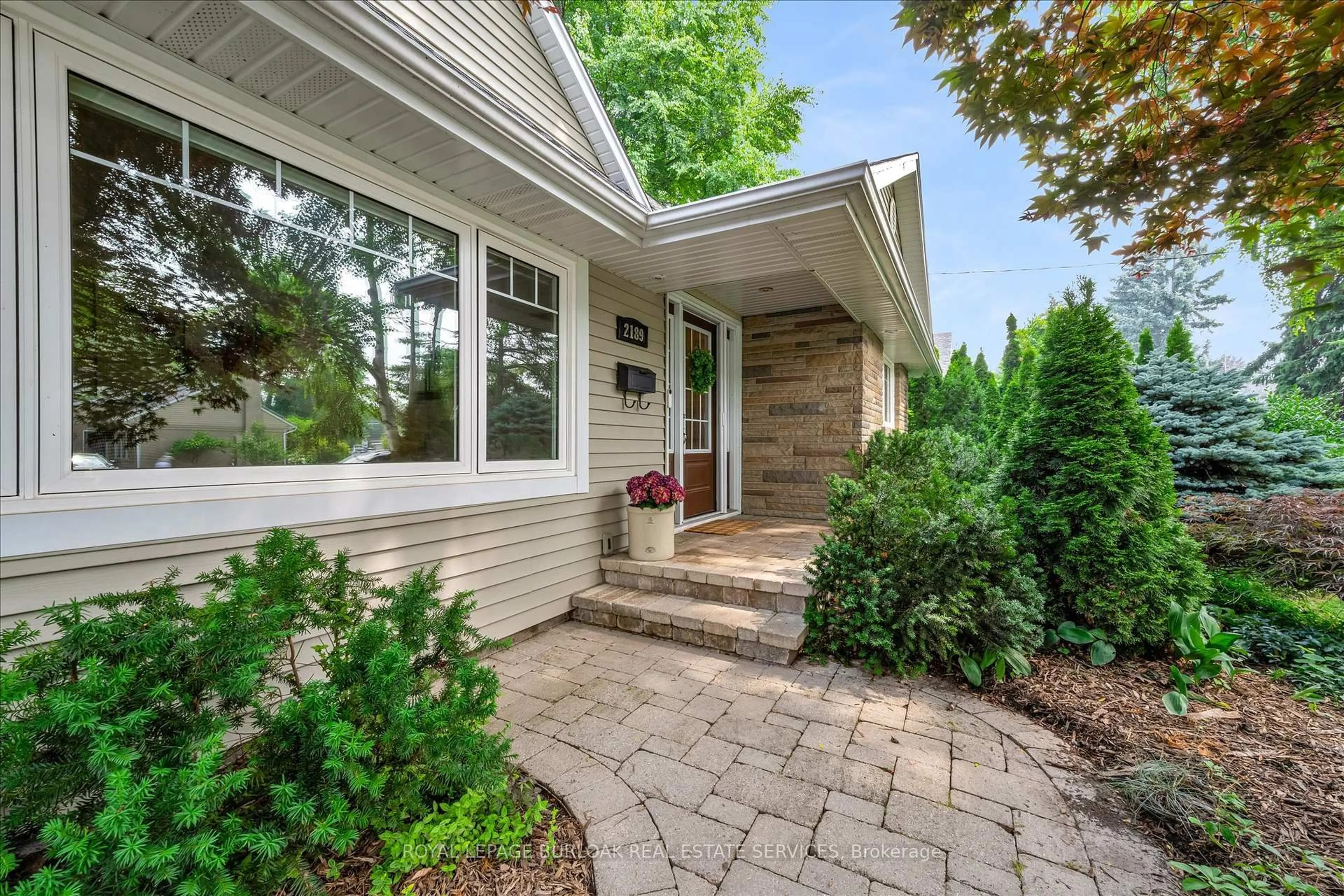 Home with brick exterior material, street for 2189 Deyncourt Dr, Burlington Ontario L7R 1W2