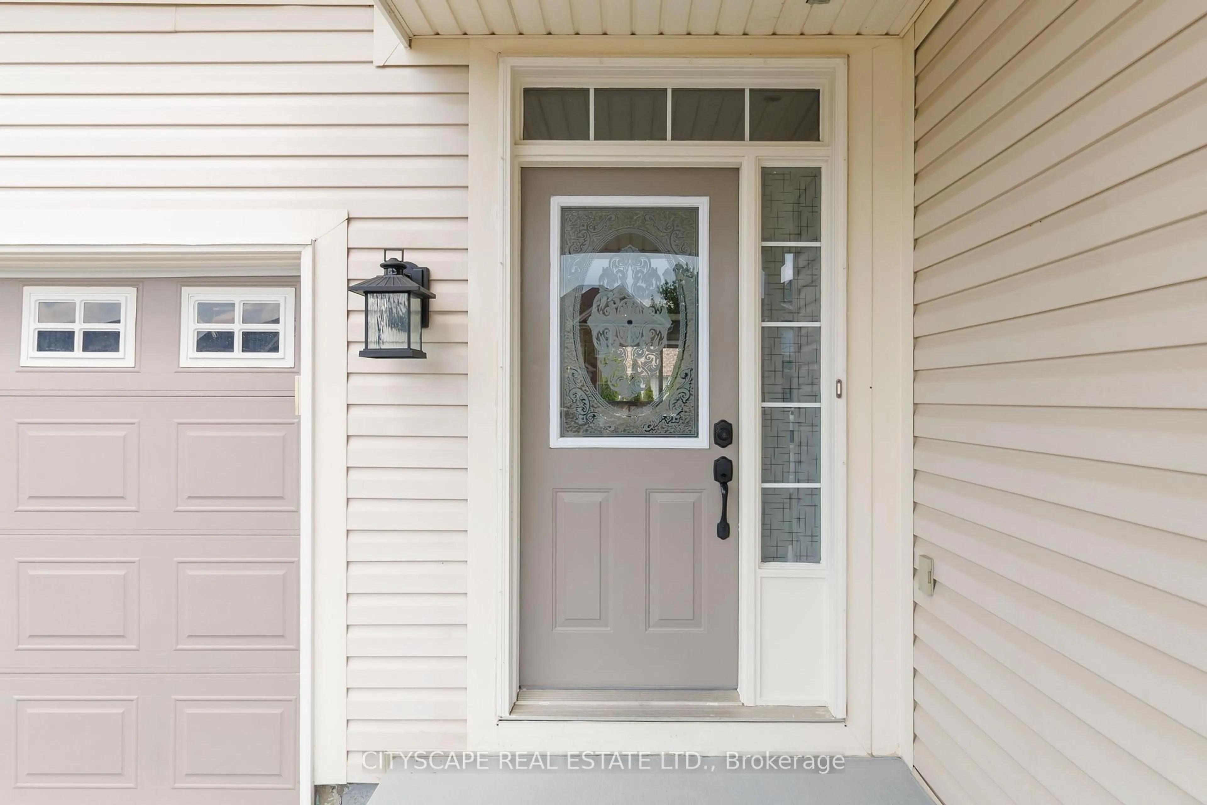 Indoor entryway for 713 Trudeau Dr, Milton Ontario L9T 5L3