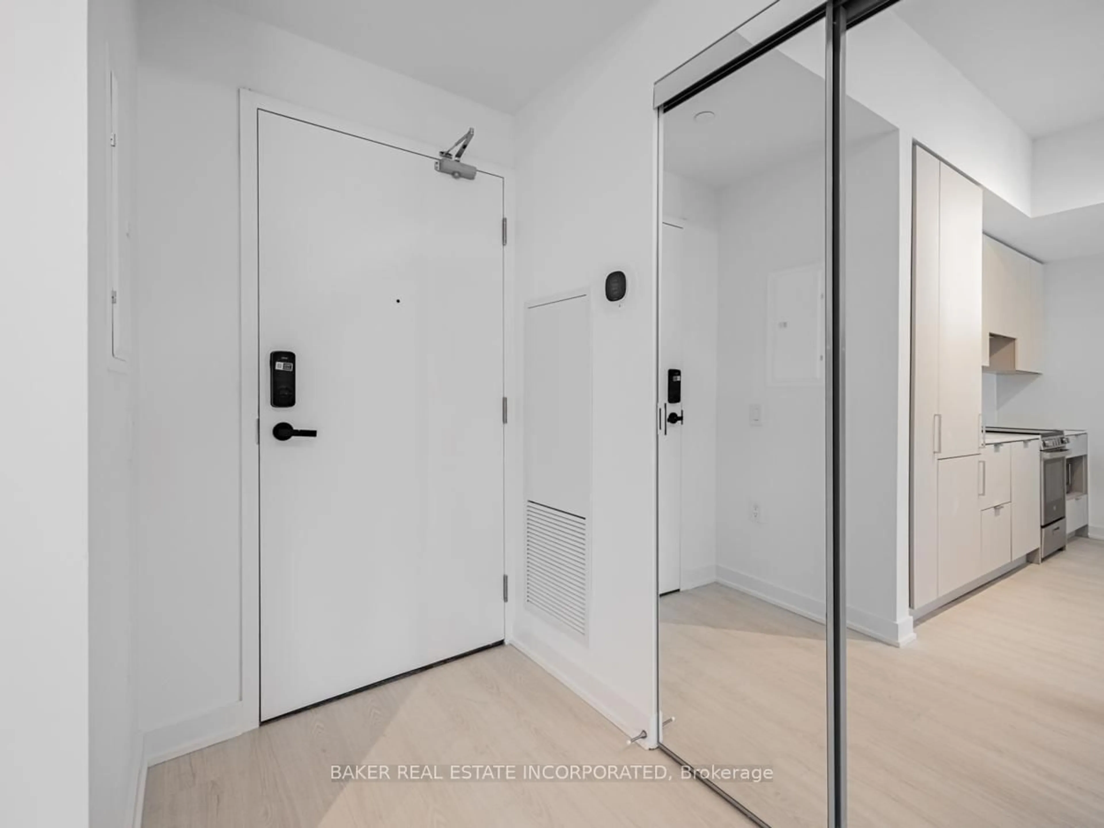 Indoor entryway for 407 Webb Dr, Mississauga Ontario L5B 0M4