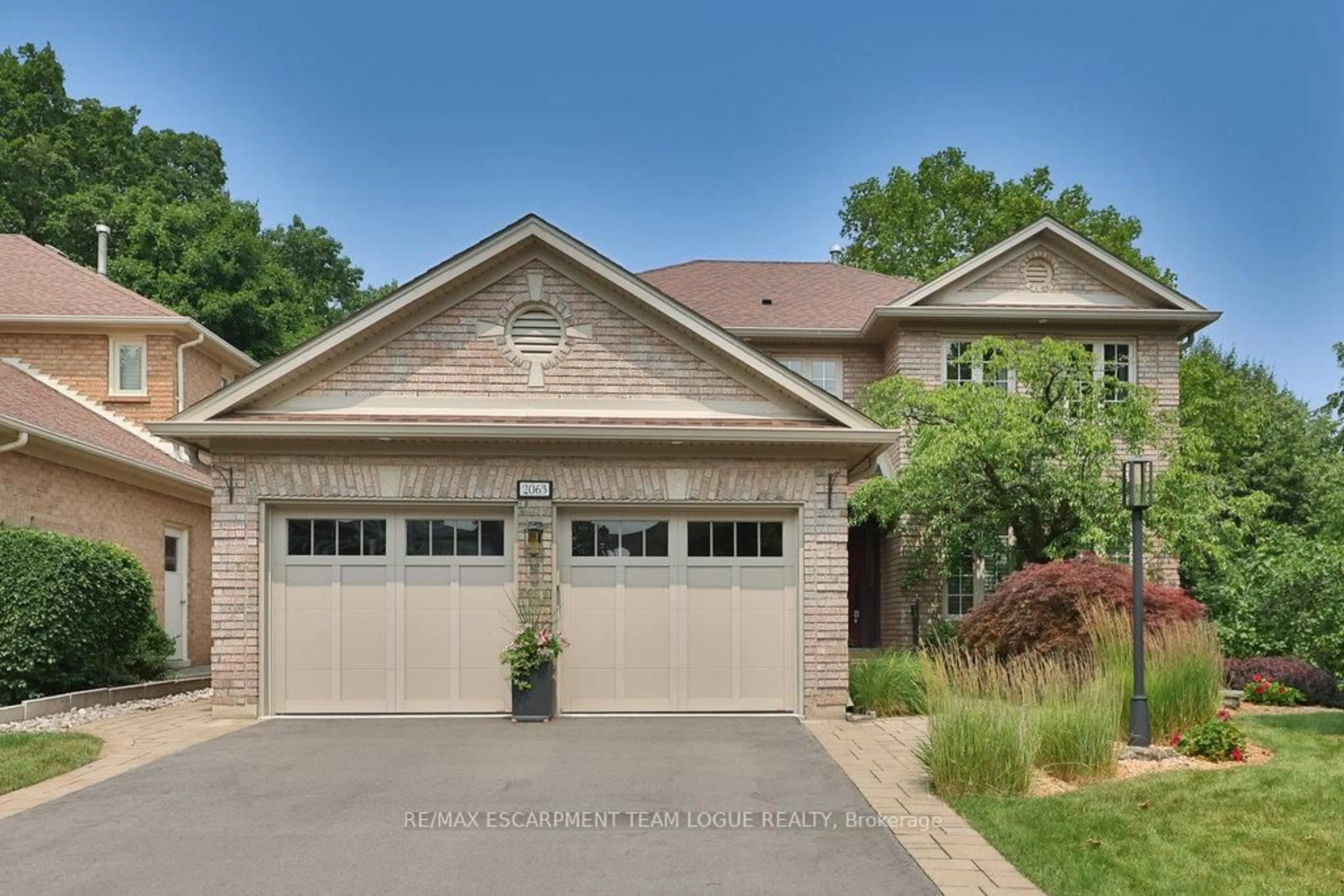 Home with brick exterior material, street for 2063 Pipers Crt, Burlington Ontario L7M 3W1