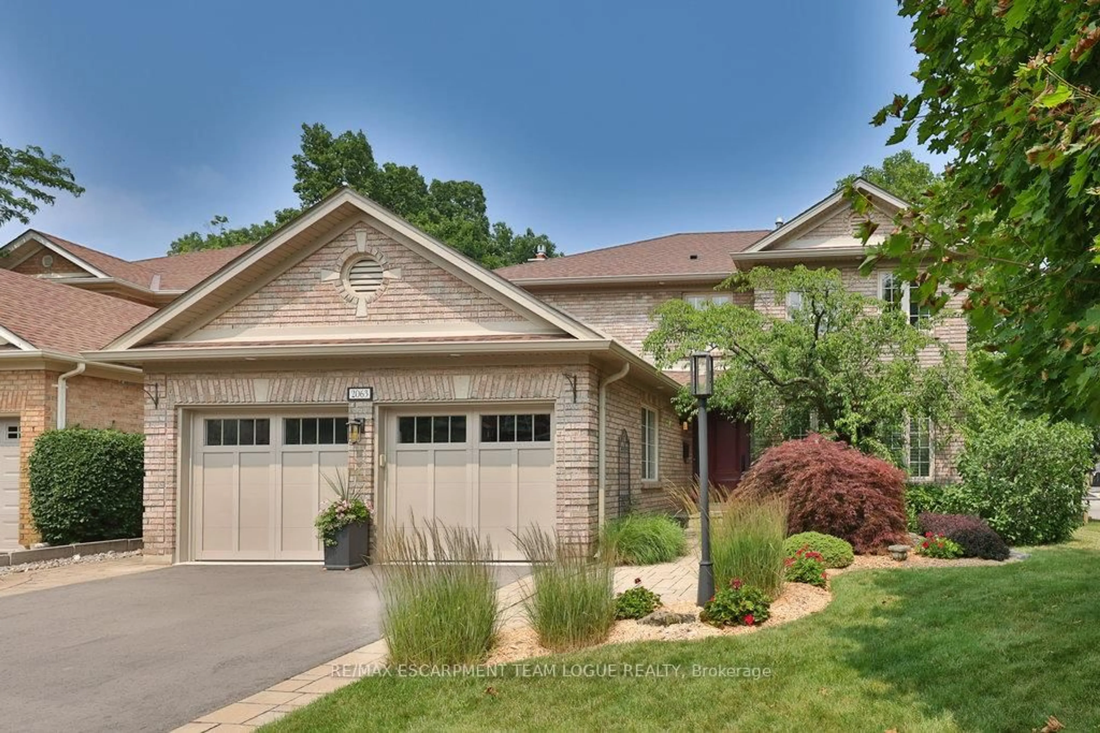 Home with brick exterior material, street for 2063 Pipers Crt, Burlington Ontario L7M 3W1