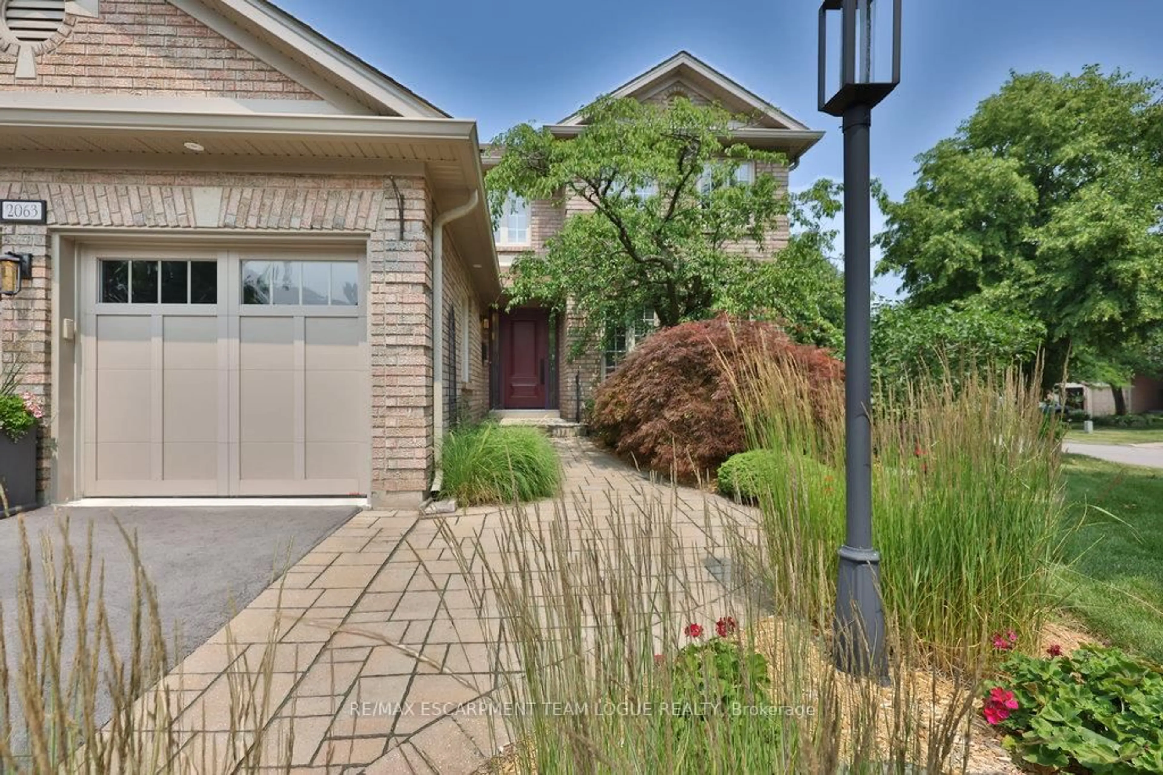 Home with brick exterior material, street for 2063 Pipers Crt, Burlington Ontario L7M 3W1
