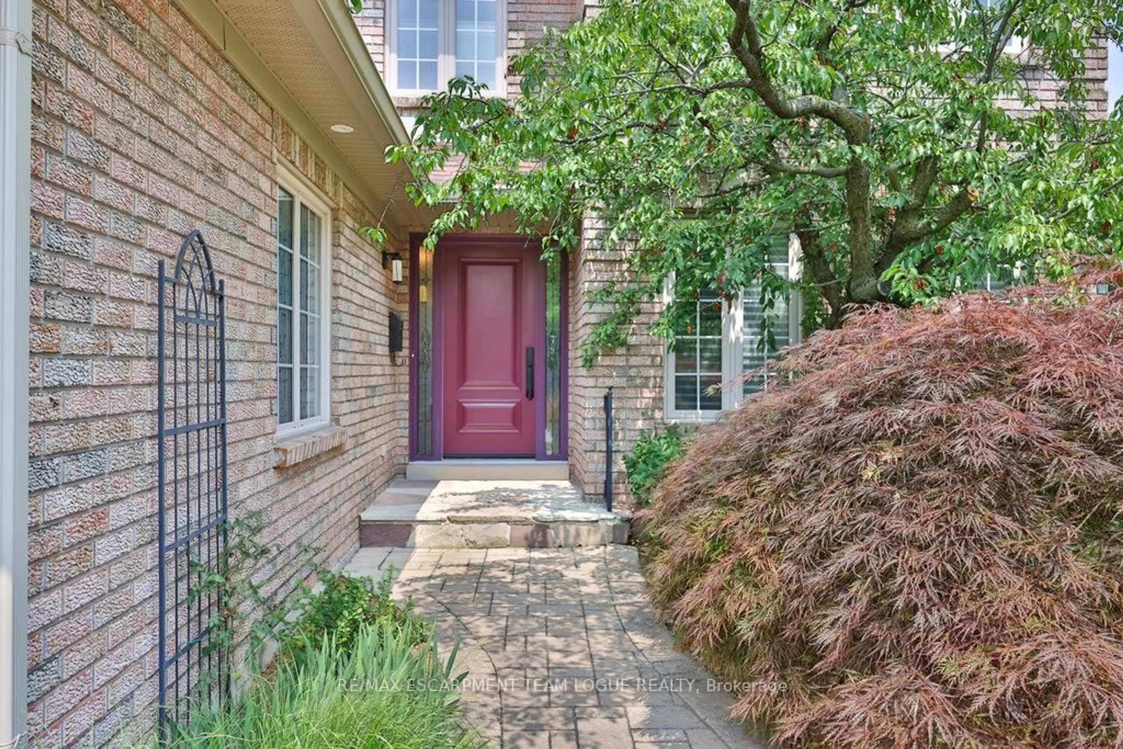 Home with brick exterior material, street for 2063 Pipers Crt, Burlington Ontario L7M 3W1