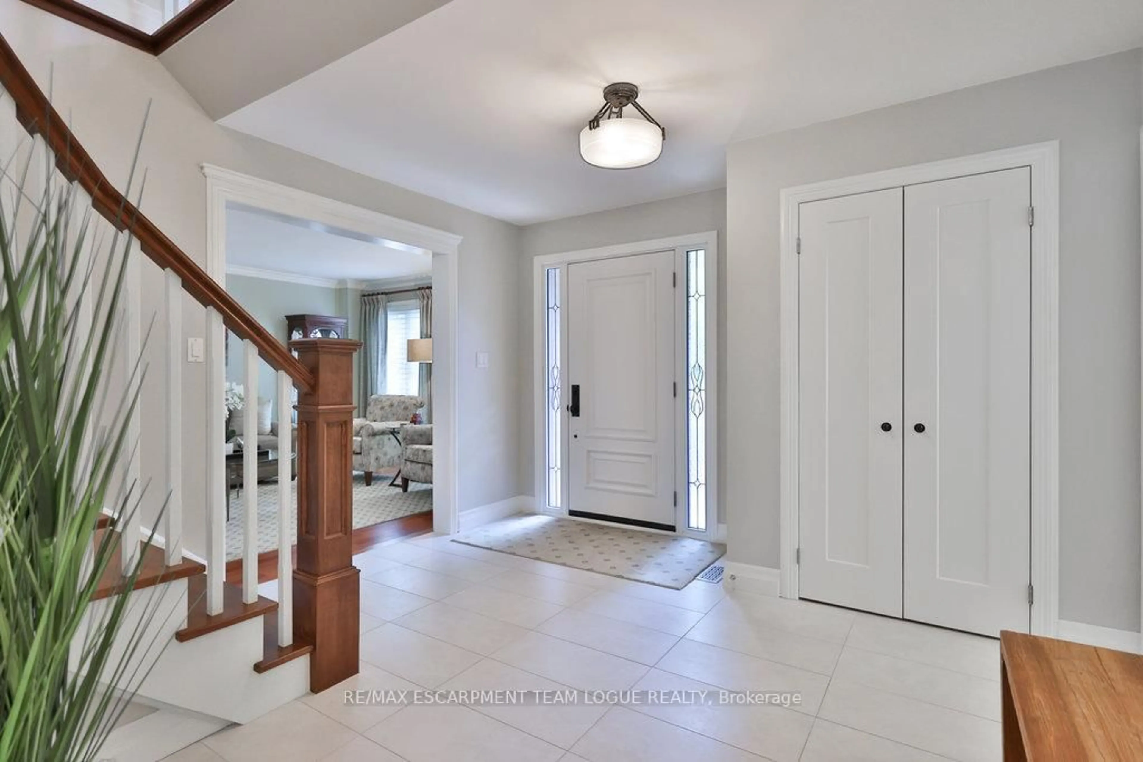 Indoor entryway for 2063 Pipers Crt, Burlington Ontario L7M 3W1