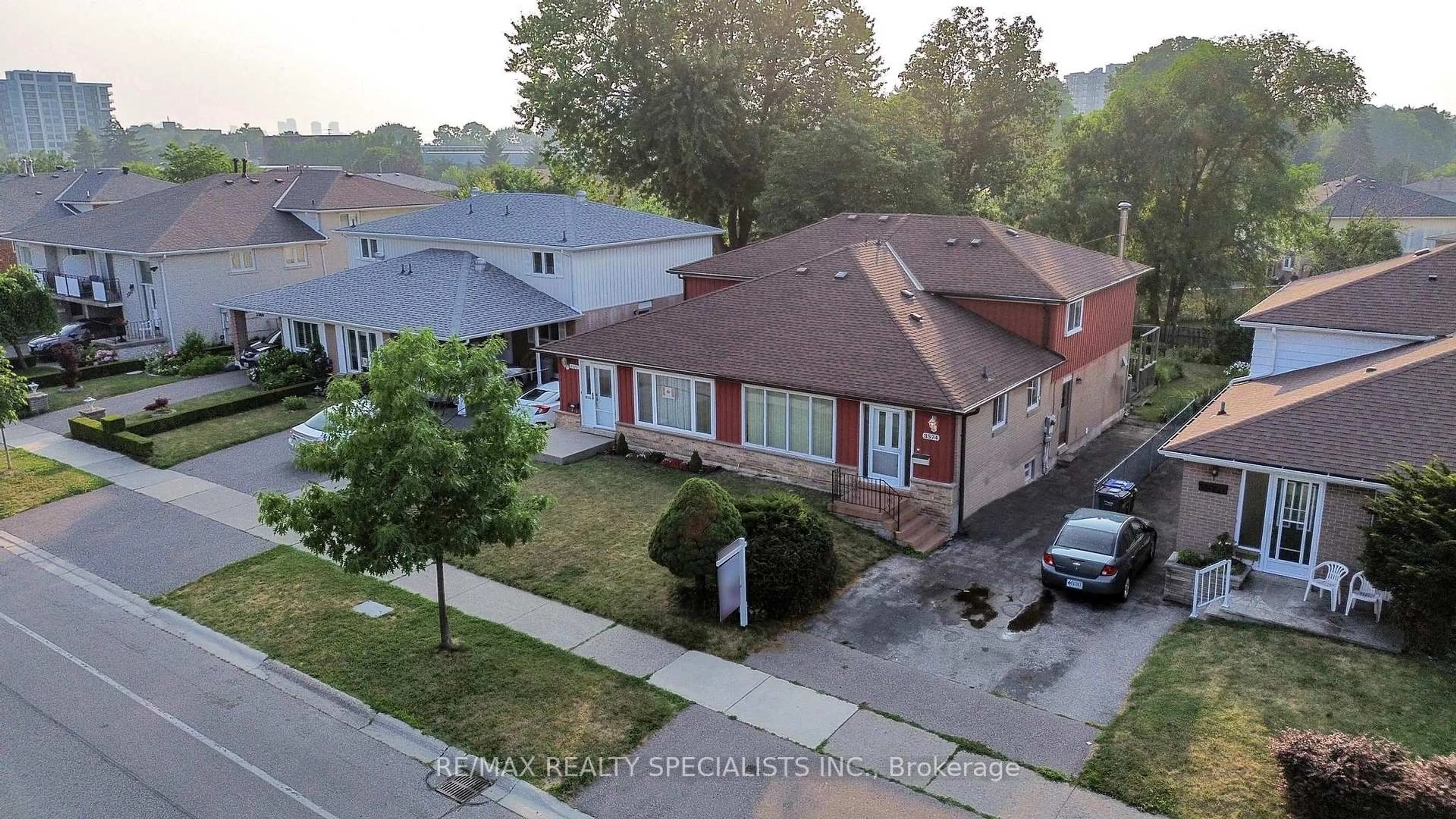 A pic from outside/outdoor area/front of a property/back of a property/a pic from drone, street for 3574 Haven Glenn, Mississauga Ontario L4X 1X5