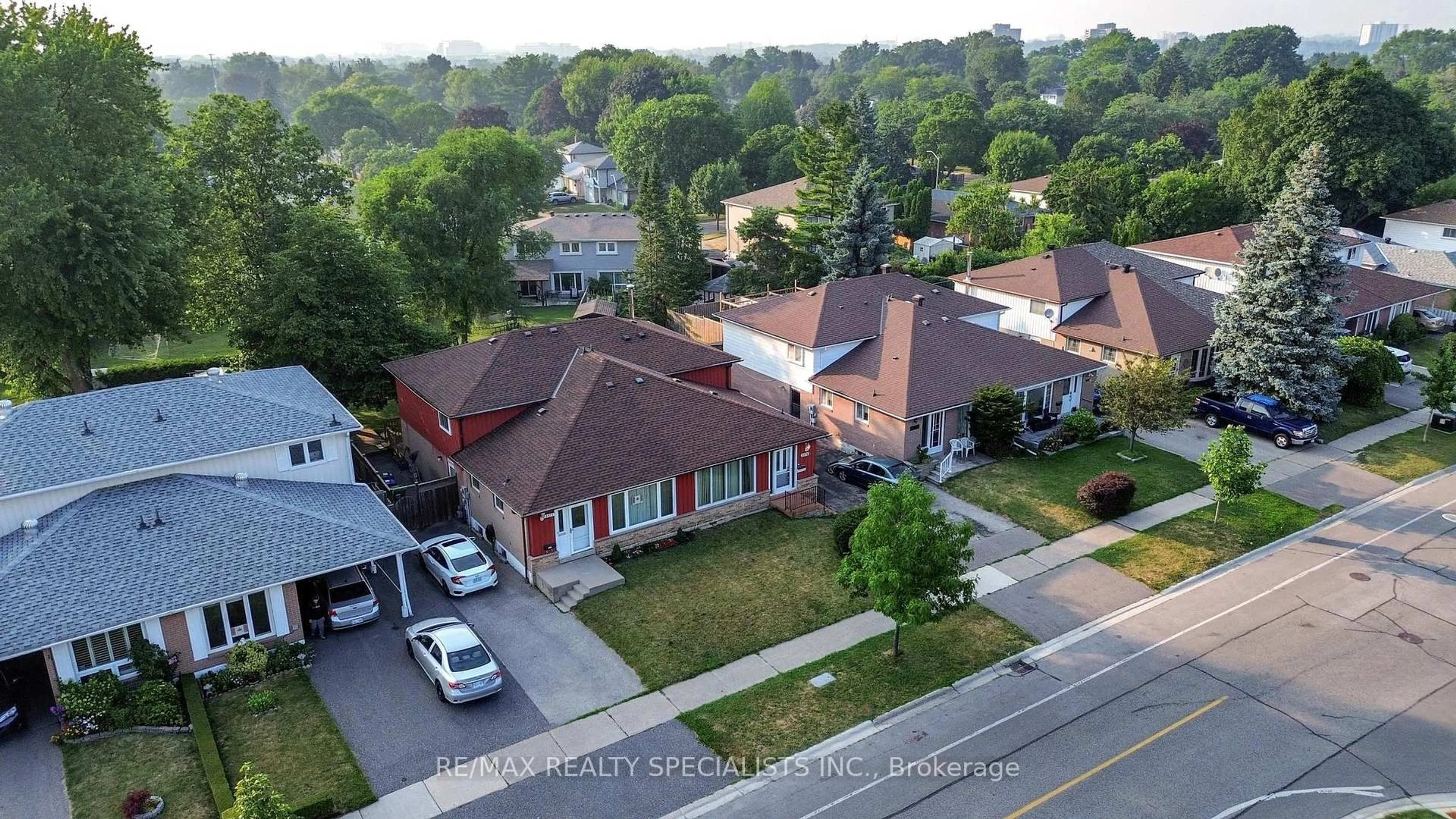 A pic from outside/outdoor area/front of a property/back of a property/a pic from drone, street for 3574 Haven Glenn, Mississauga Ontario L4X 1X5