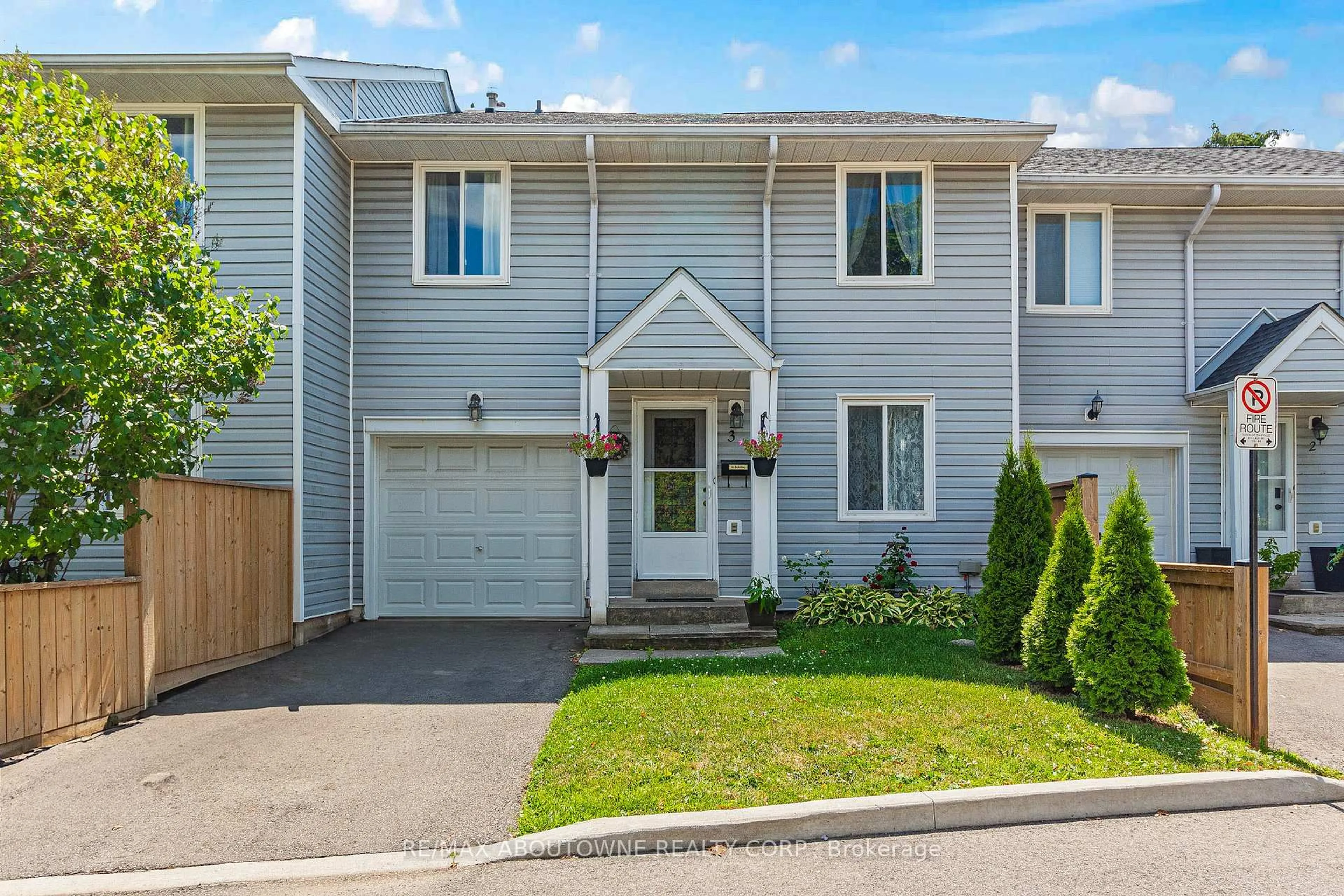 Home with vinyl exterior material, street for 2021 Sixth Line #3, Oakville Ontario L6H 4S2