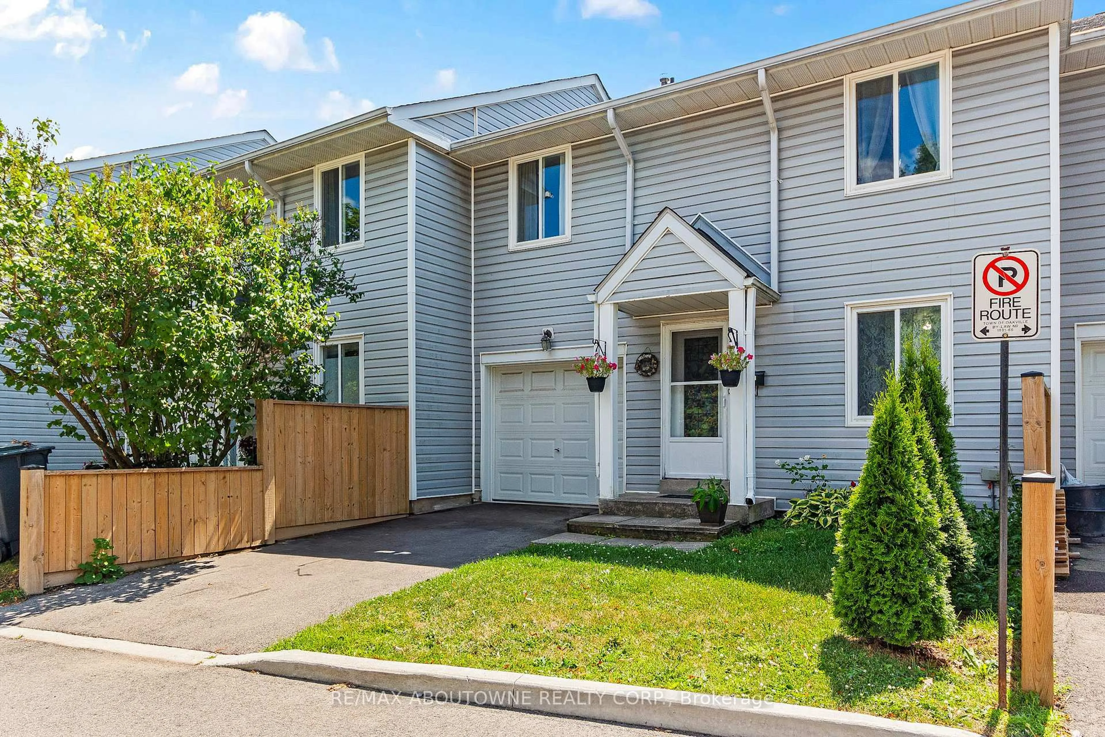Home with vinyl exterior material, street for 2021 Sixth Line #3, Oakville Ontario L6H 4S2