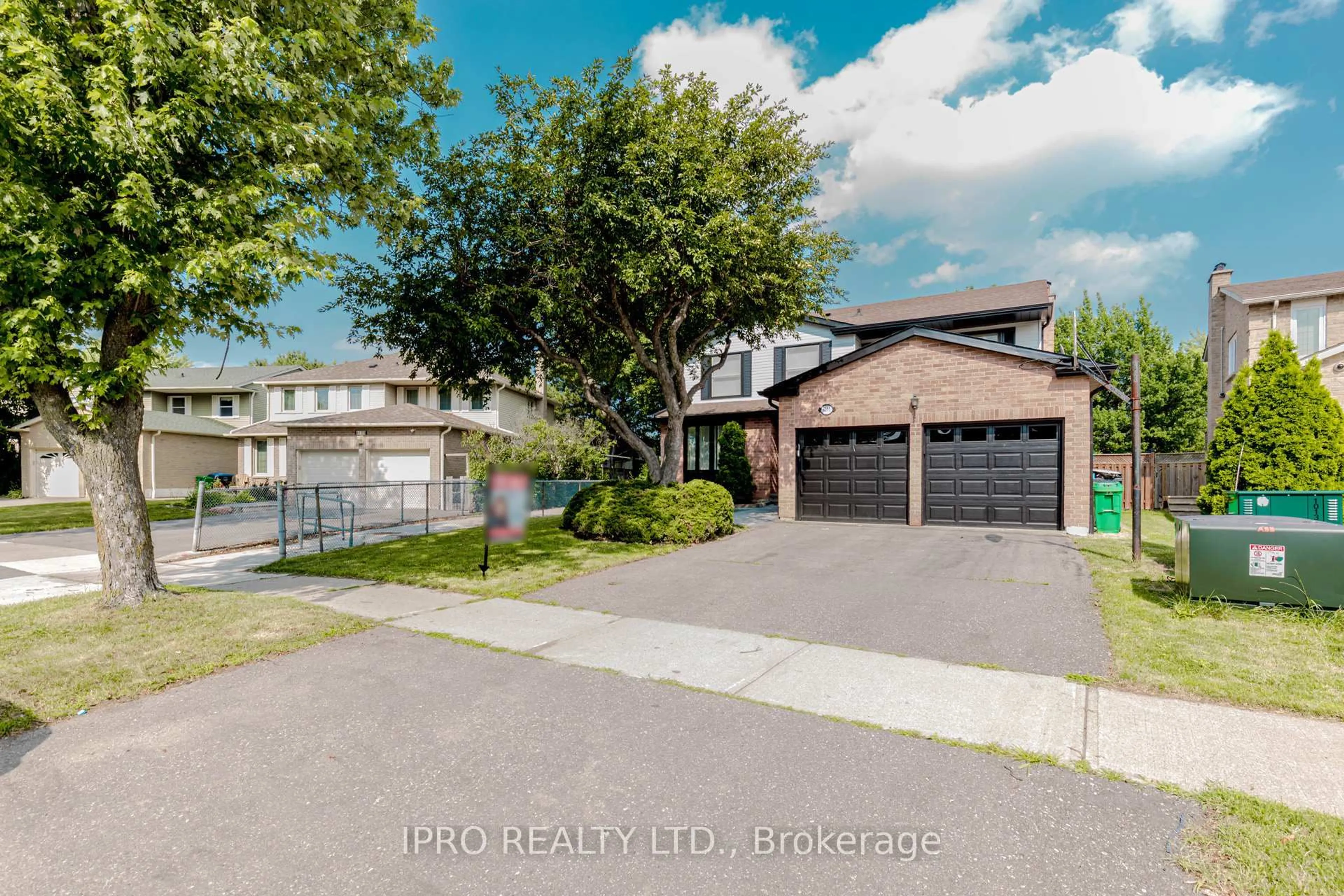 A pic from outside/outdoor area/front of a property/back of a property/a pic from drone, street for 6101 Edenwood Dr, Mississauga Ontario L5N 2Y6