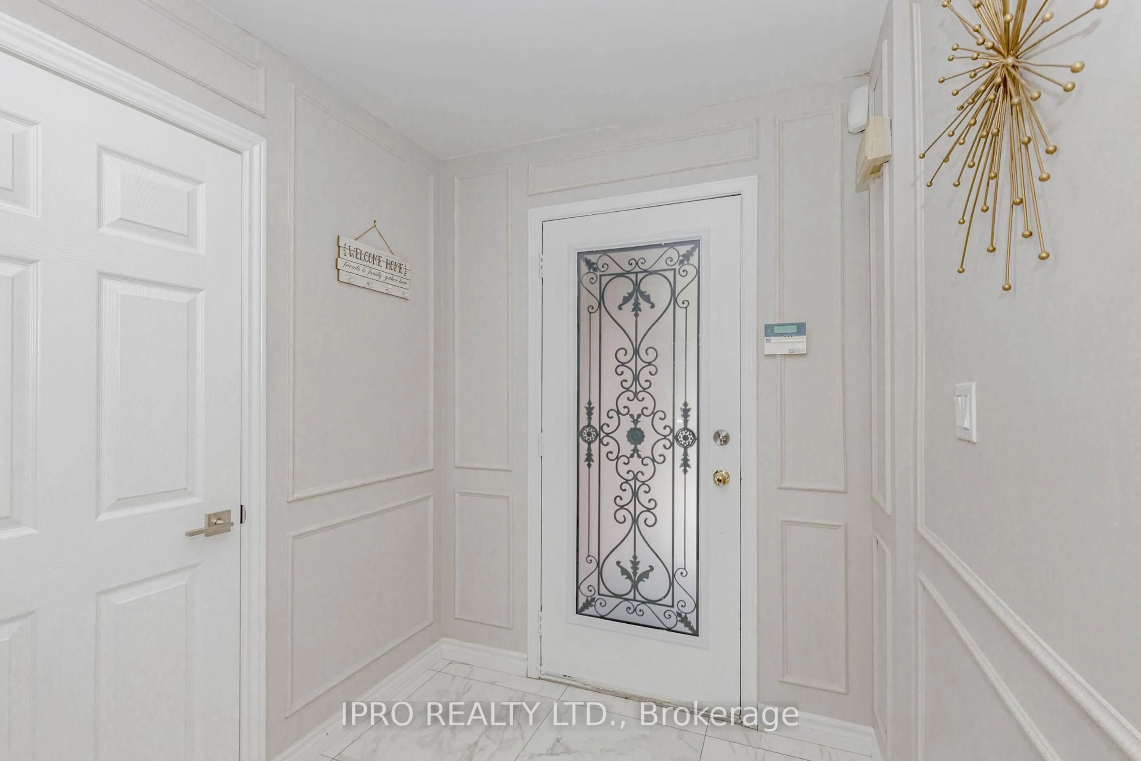 Indoor entryway for 6101 Edenwood Dr, Mississauga Ontario L5N 2Y6
