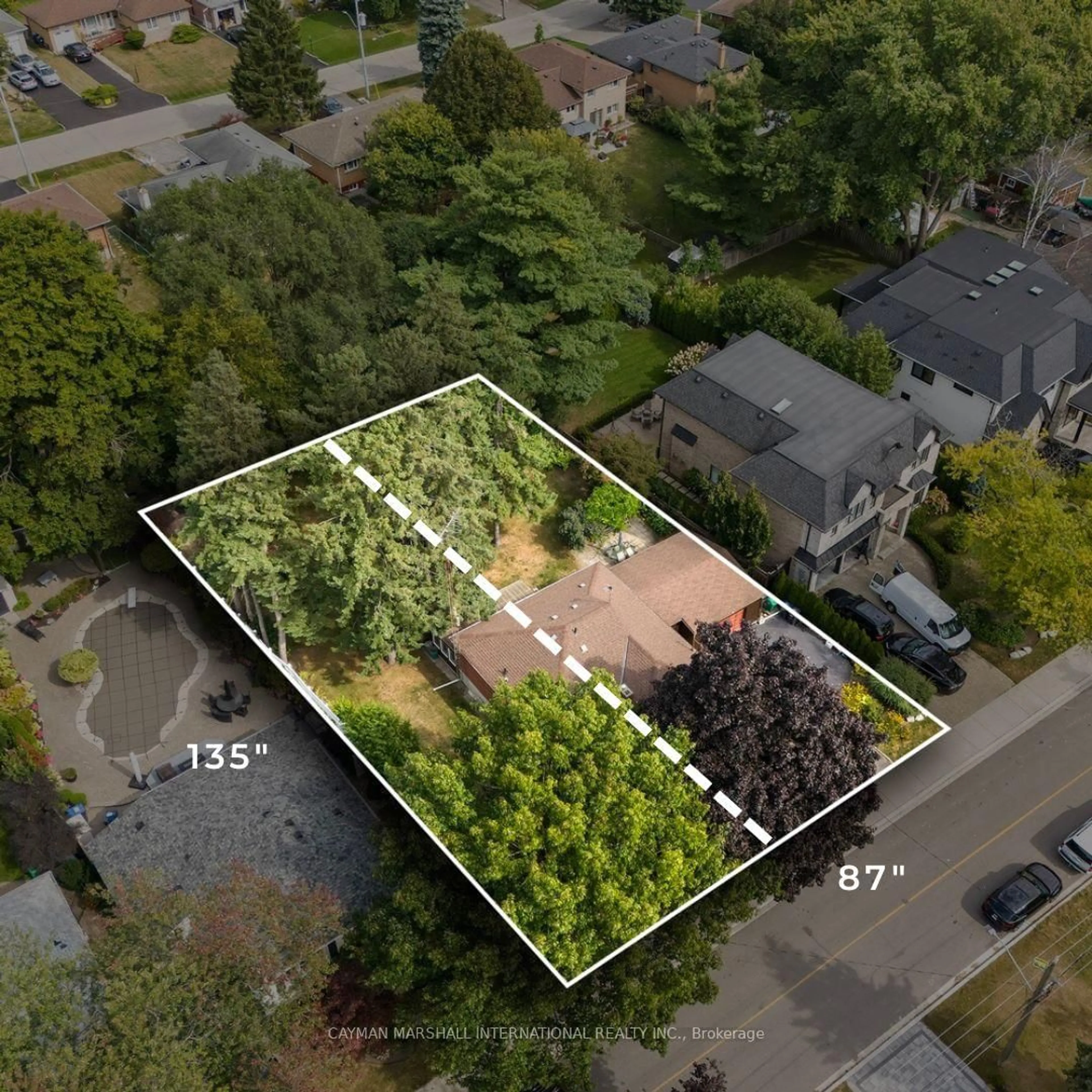 A pic from outside/outdoor area/front of a property/back of a property/a pic from drone, street for 1607 Kenmuir Ave, Mississauga Ontario L5G 4B6