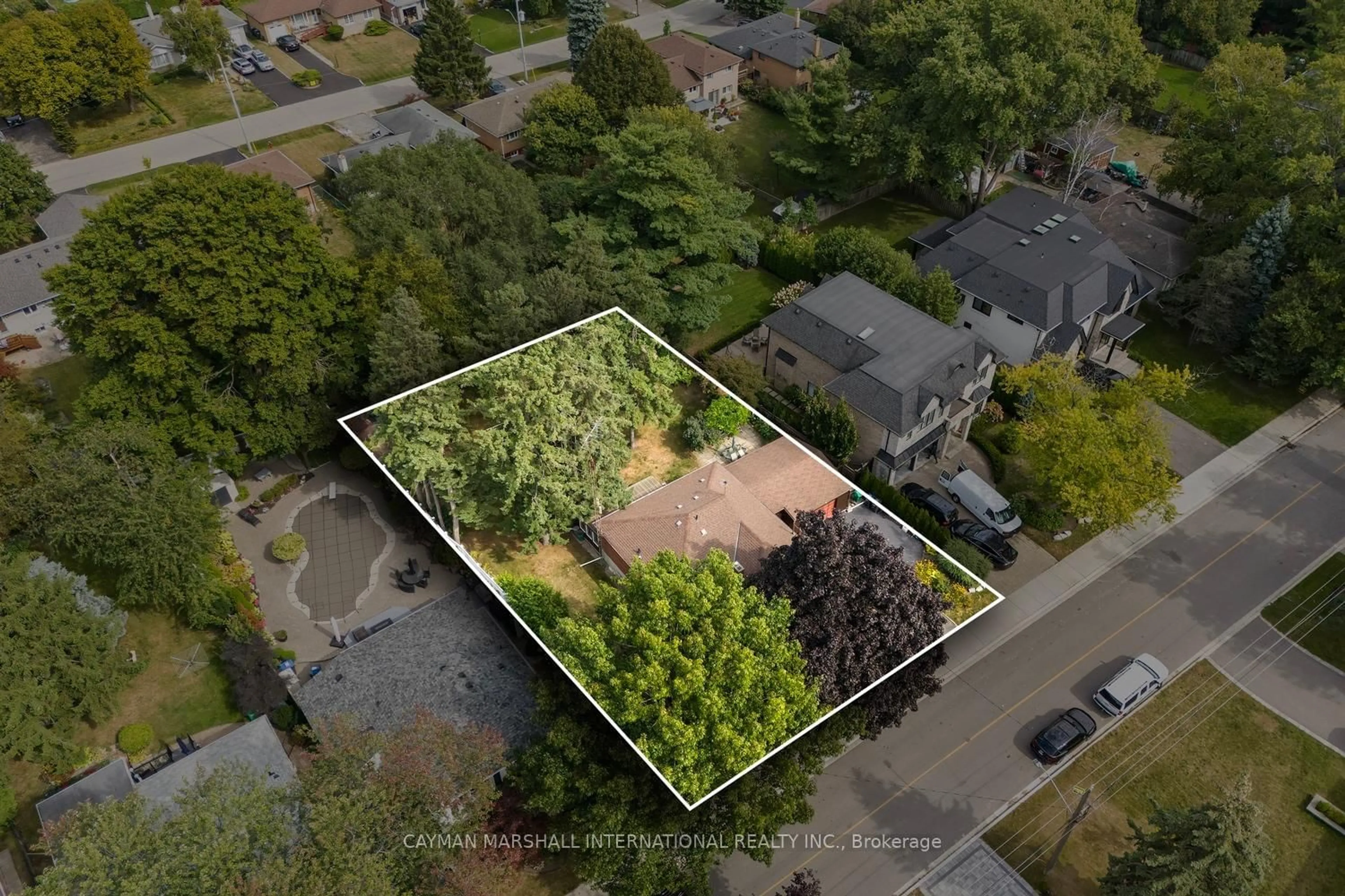 A pic from outside/outdoor area/front of a property/back of a property/a pic from drone, street for 1607 Kenmuir Ave, Mississauga Ontario L5G 4B6