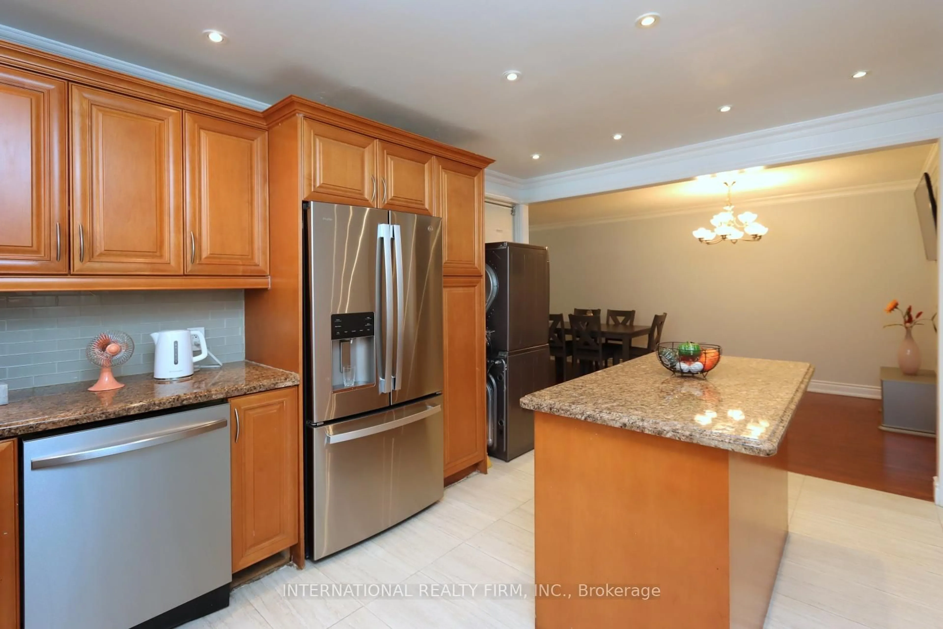 Open concept kitchen, ceramic/tile floor for 3352 Queen Frederica Dr, Mississauga Ontario L4Y 3B2