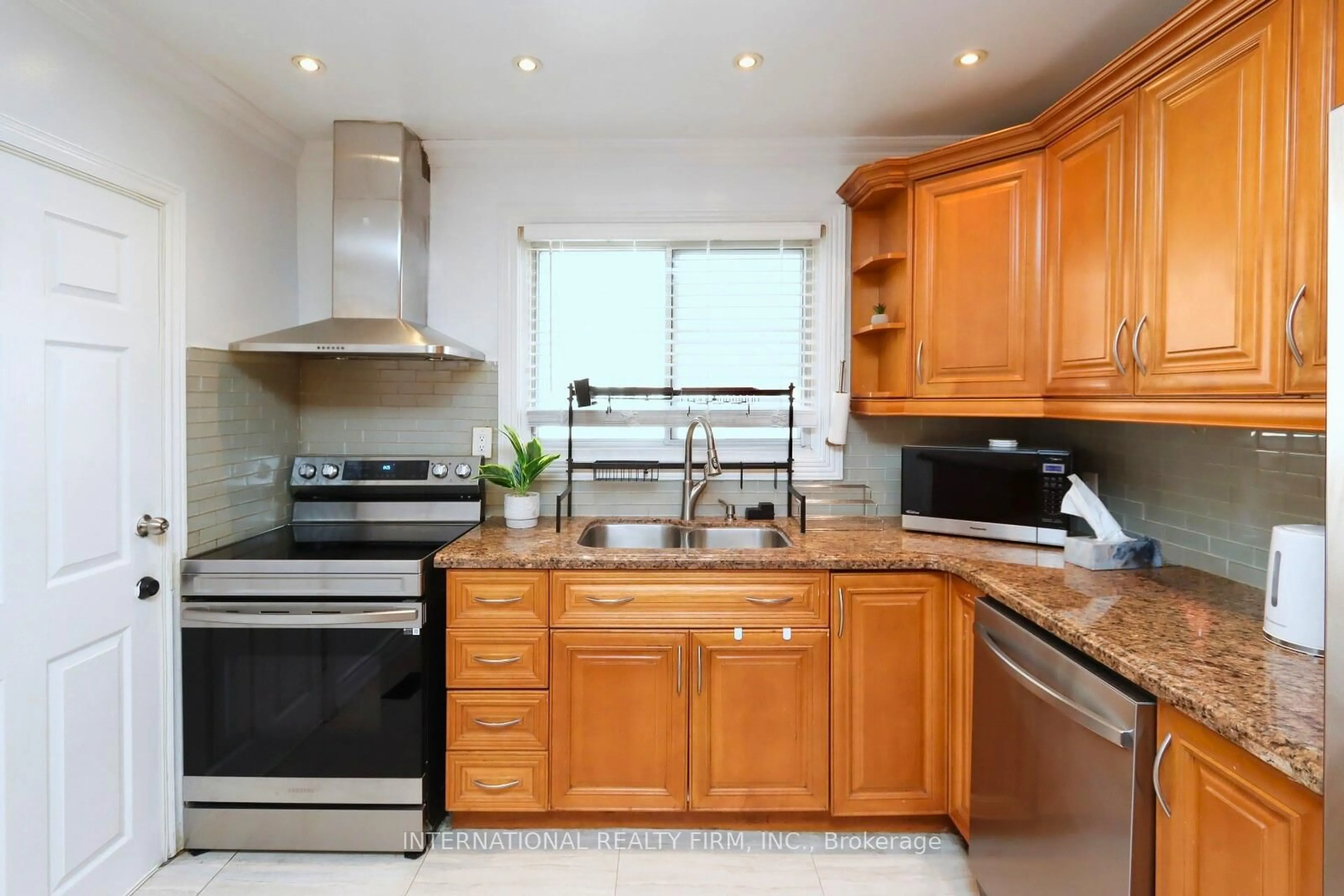 Standard kitchen, ceramic/tile floor for 3352 Queen Frederica Dr, Mississauga Ontario L4Y 3B2