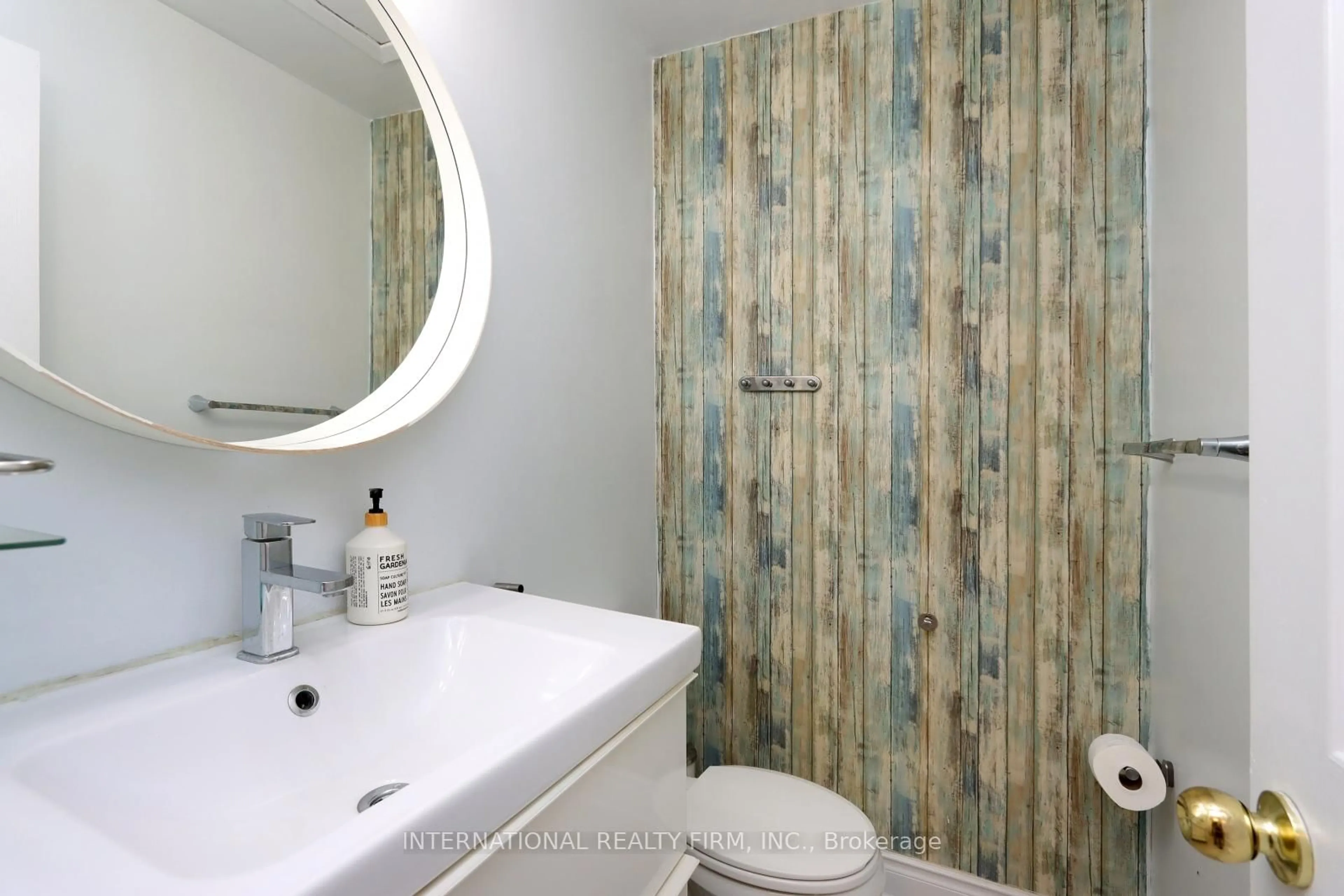 Standard bathroom, ceramic/tile floor for 3352 Queen Frederica Dr, Mississauga Ontario L4Y 3B2